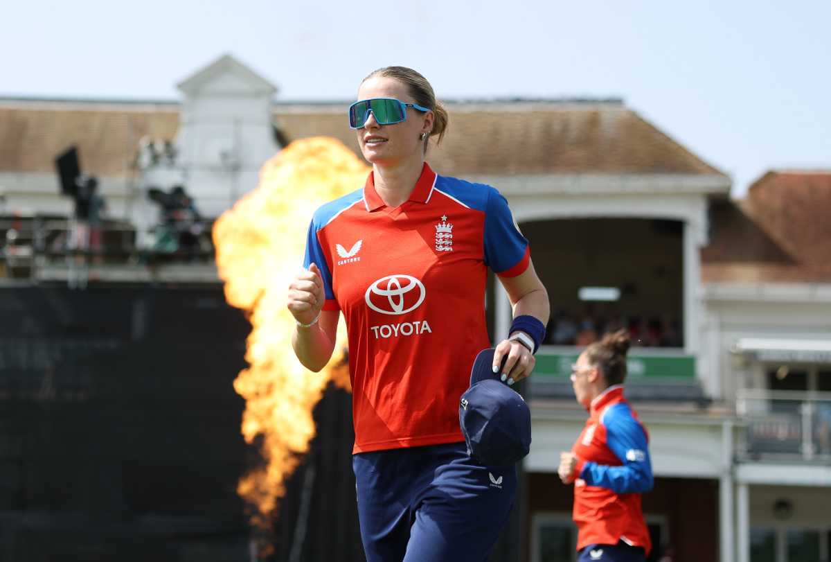 1200x811 Lauren Bell Photo. Image Gallery and Match Picture
