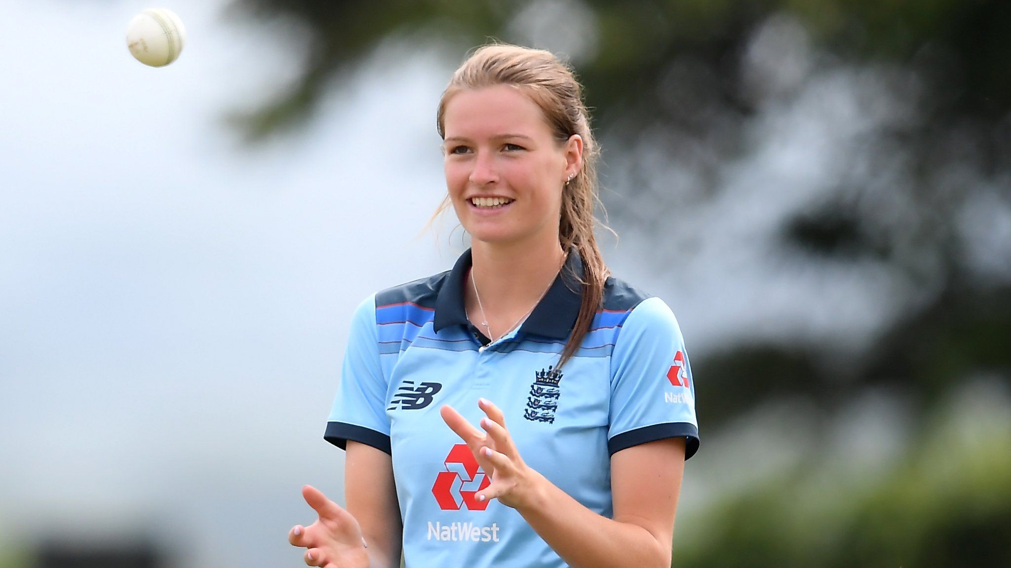 2048x1152 England Academy Squad: Lauren Bell & Issy Wong Included For 2019 20