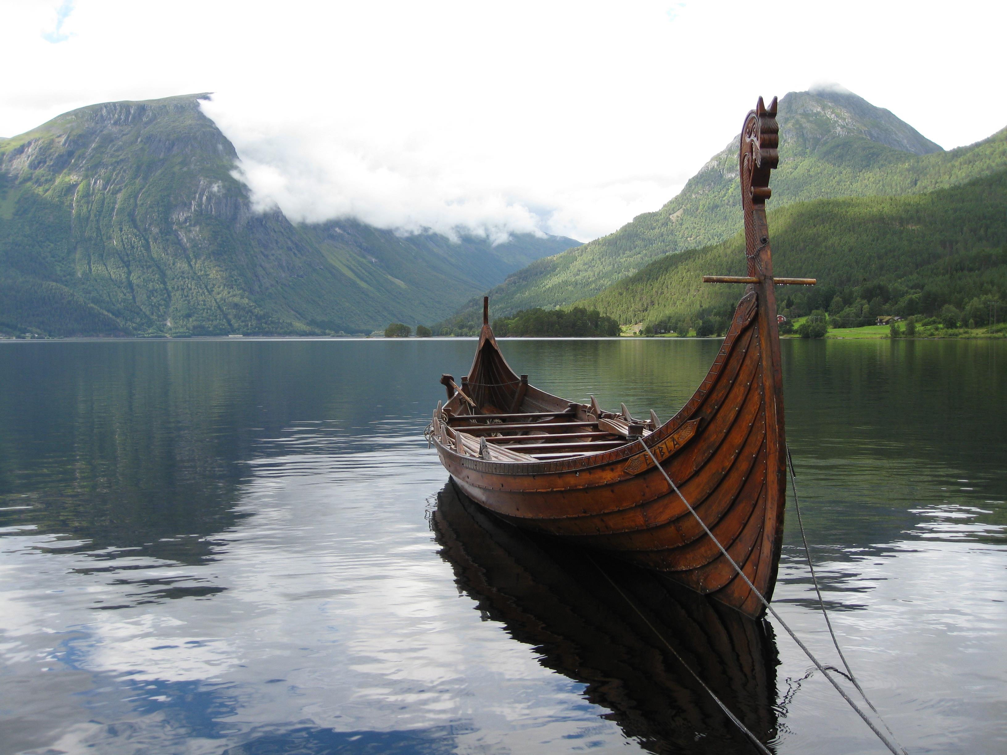3264x2448 Wallpaper Brown Wooden Boat on Lake During Daytime, Background Free Image
