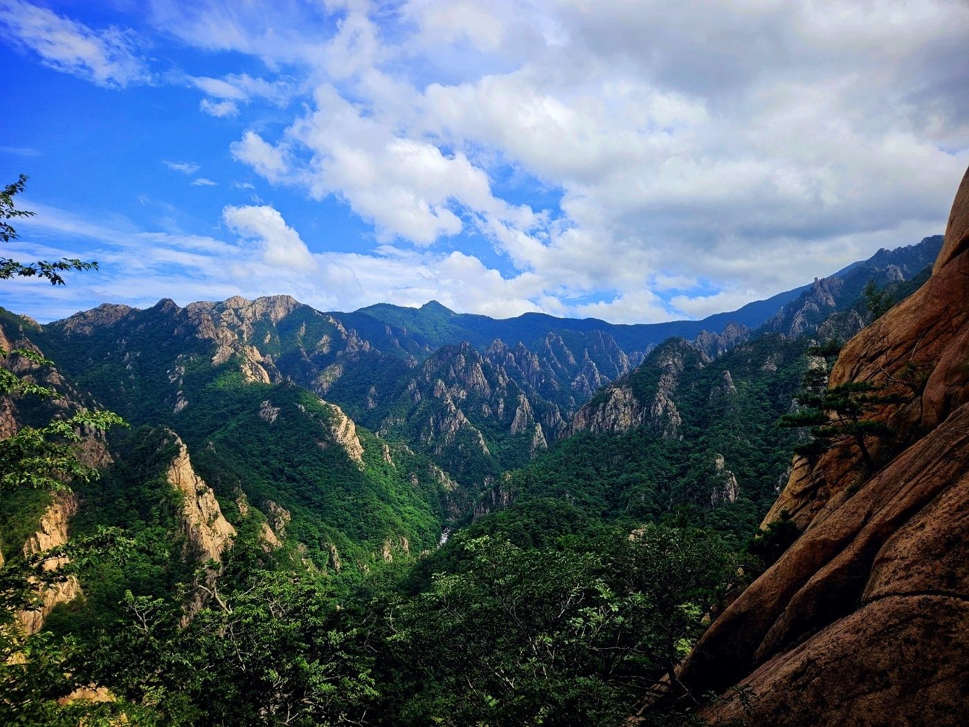 1400x1050 Favorite landscape photo from my hike (South korea)