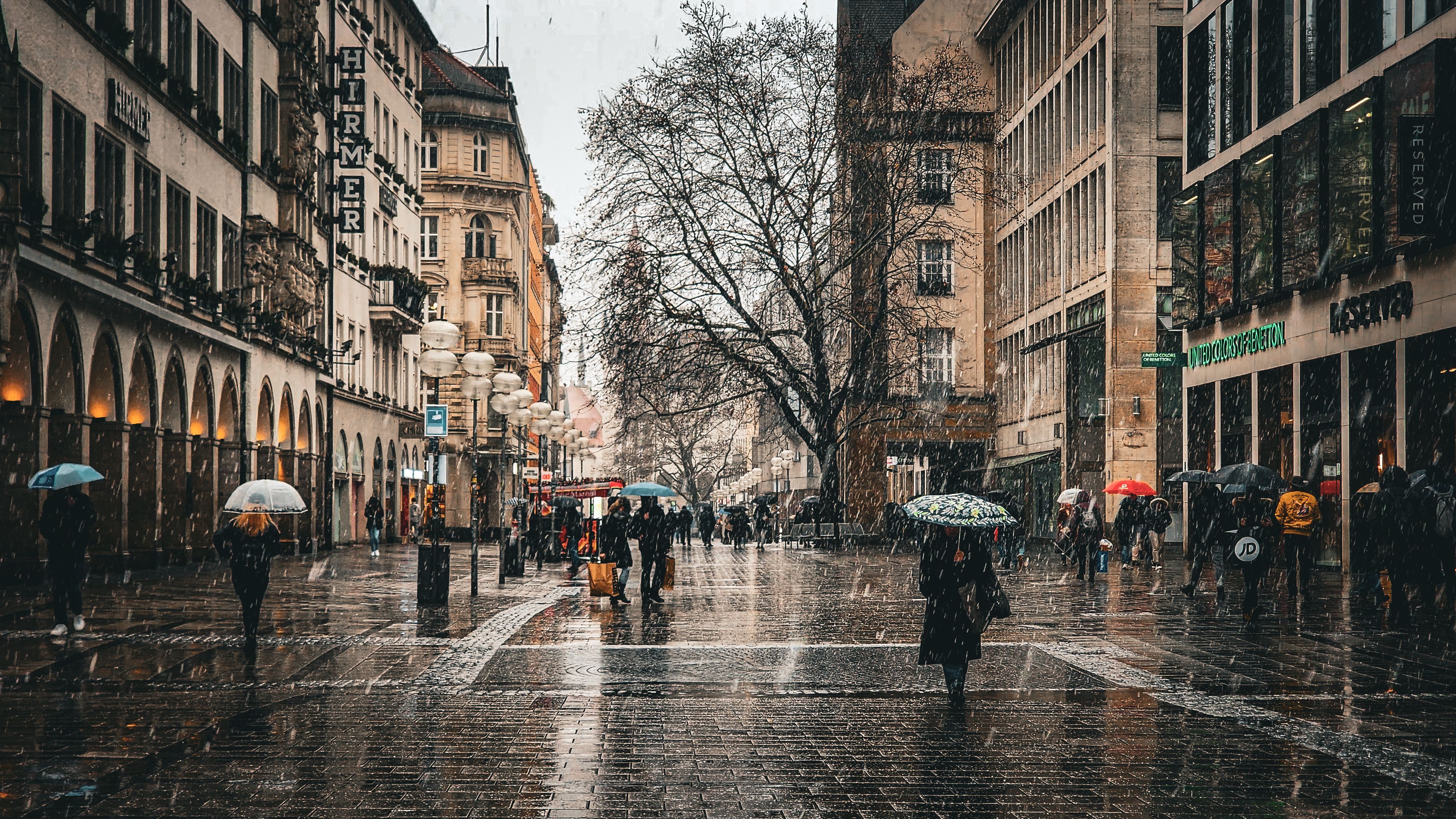 4000x2252 Rainy Day in Munich City Center with Umbrellas · Free