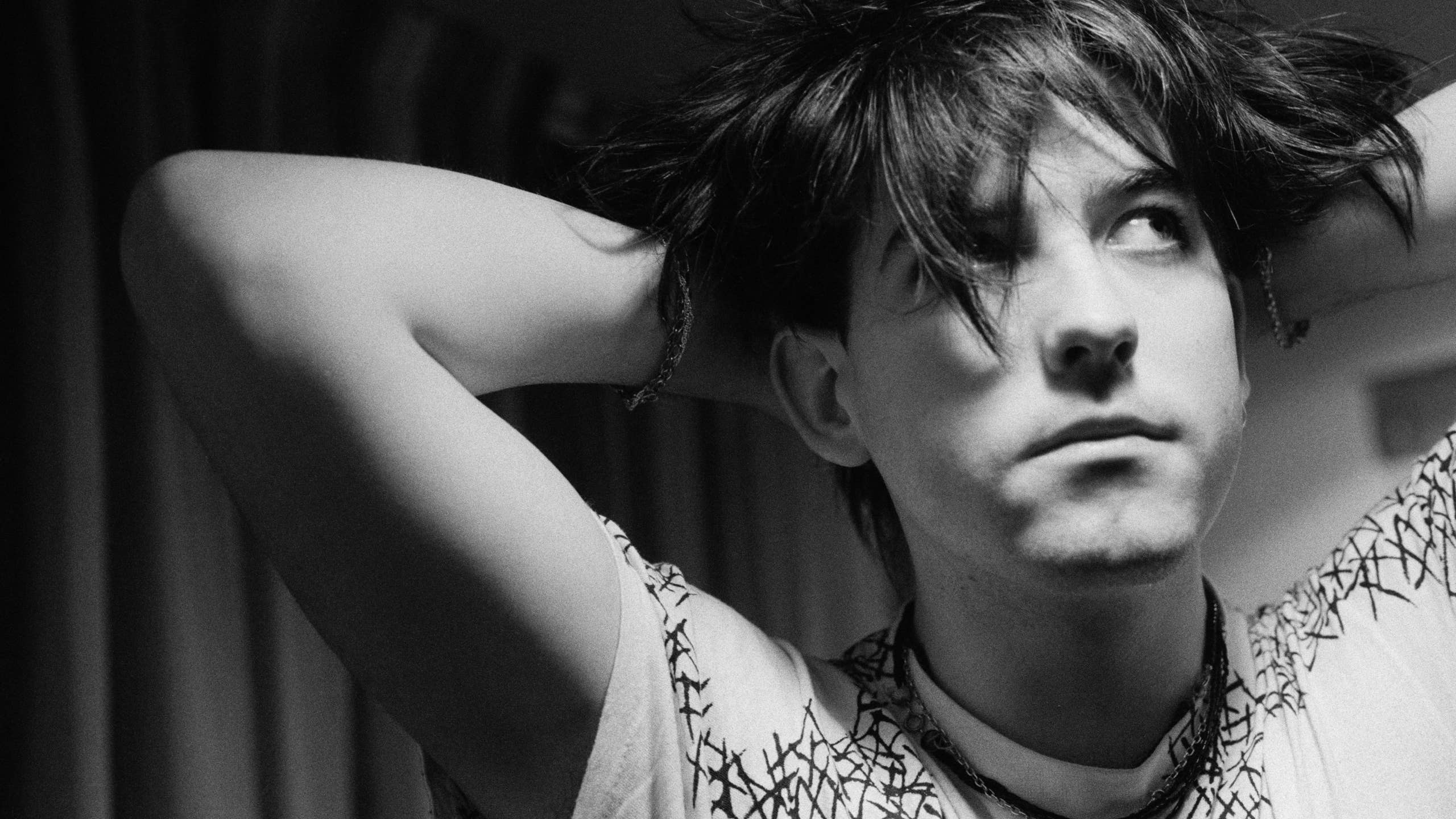 2560x1440 British Rock Icon, Who Once Refused to Chase Fame, Now Decides Who Gets the Spotlight