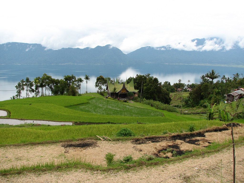 1024x768 Padang6. A tradisional Minangkabau house on our way to Buki