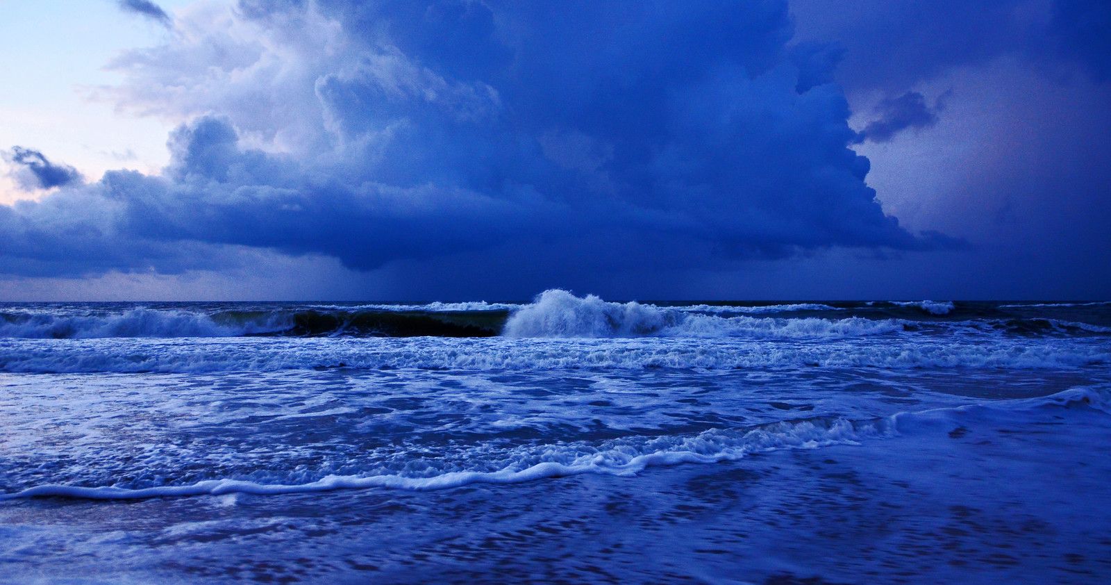 1600x842 In the blue hour : Sea beach, Puri, Odissa, India