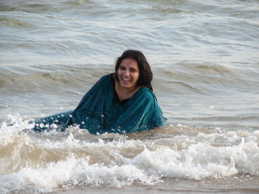 1024x768 Puri Sea beach. Orissa. India the waves