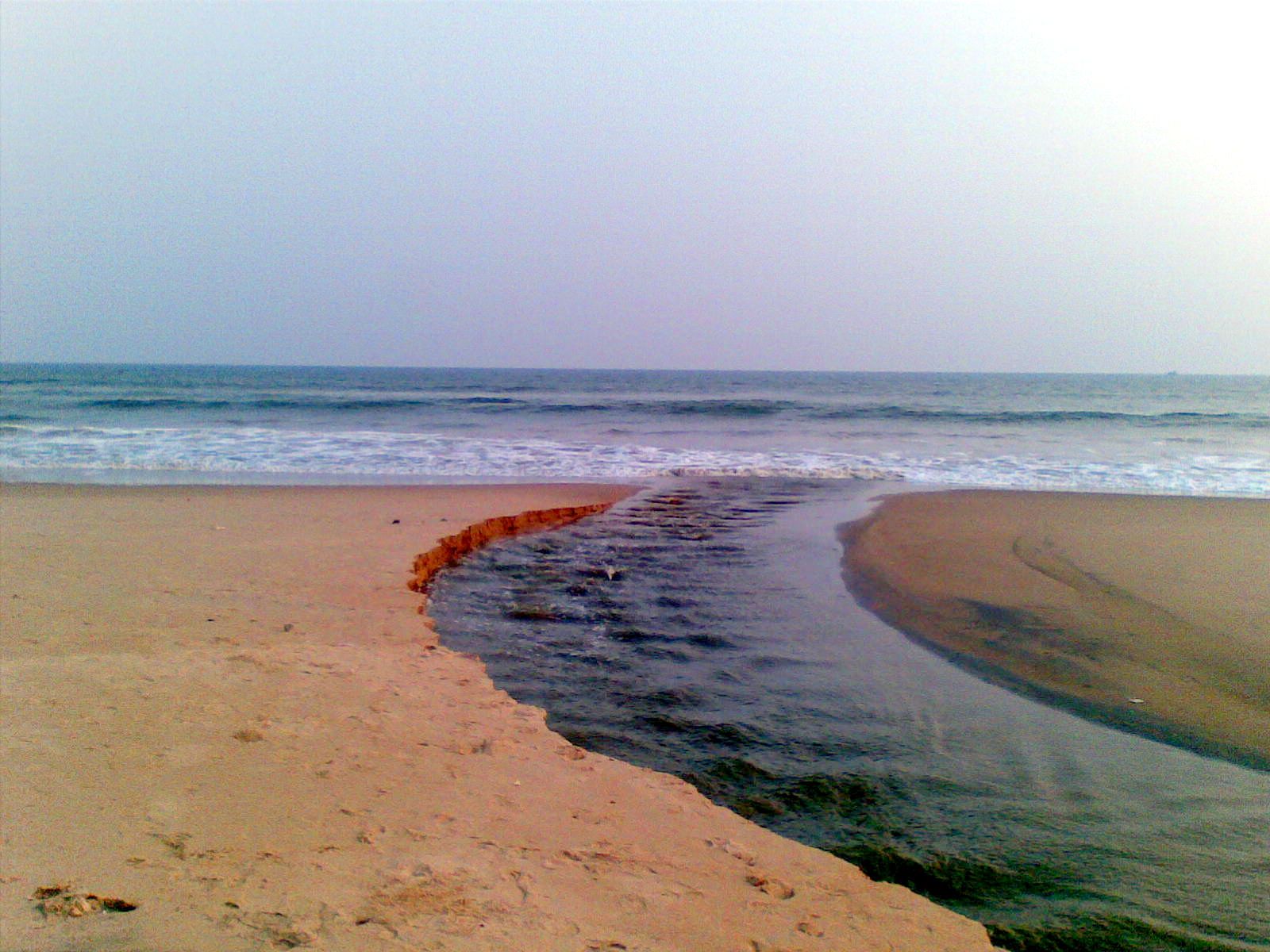 1600x1200 Small stream at puri