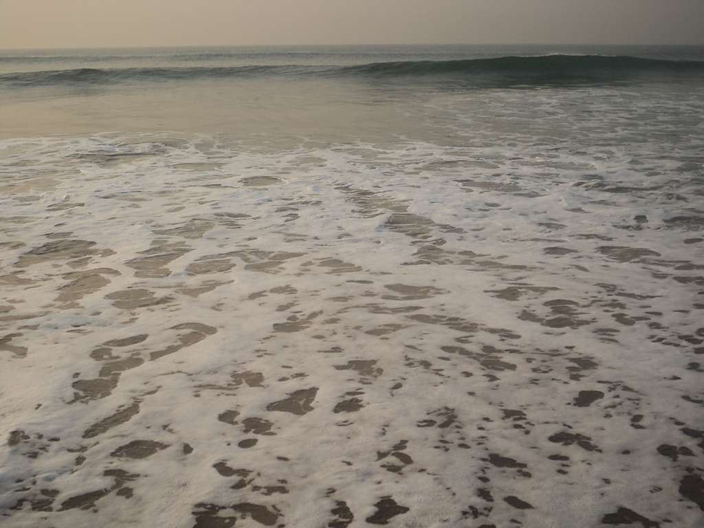 1024x768 The waves of Puri