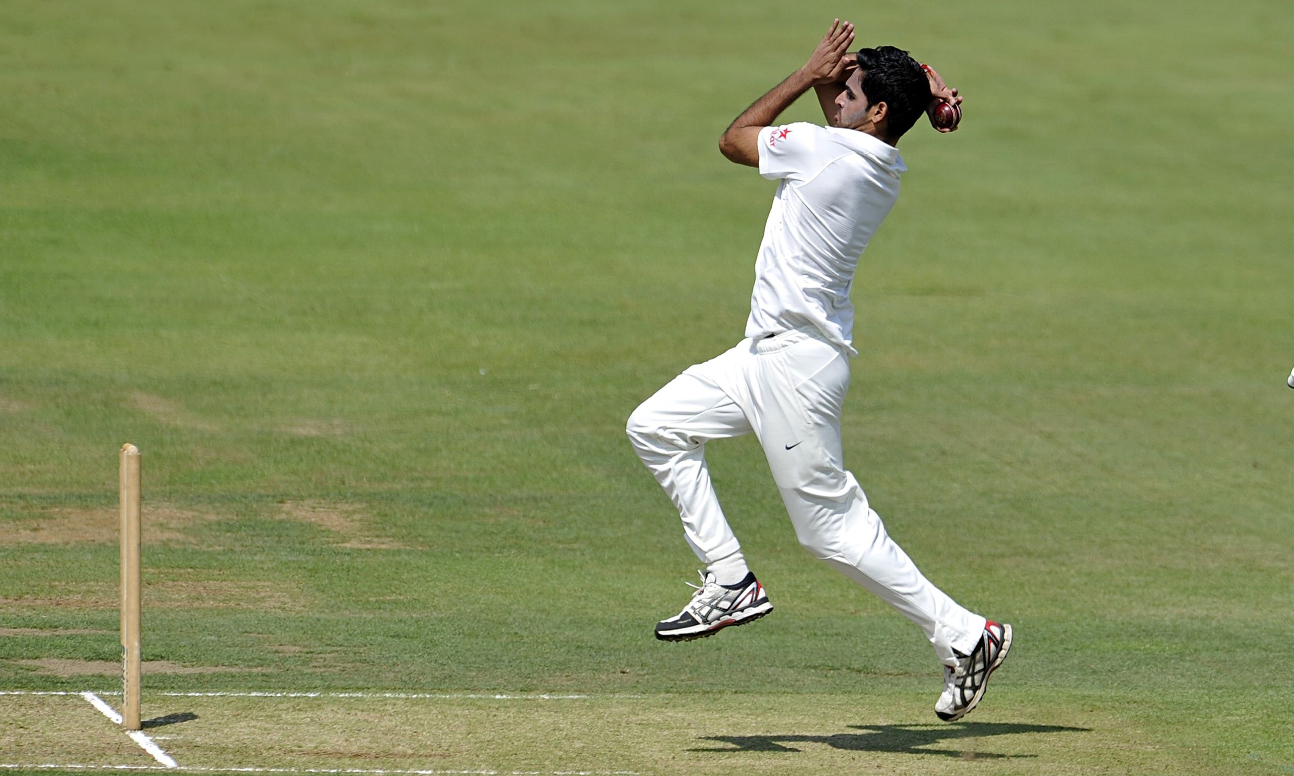 2560x1536 Cricket Bowling Wallpaper