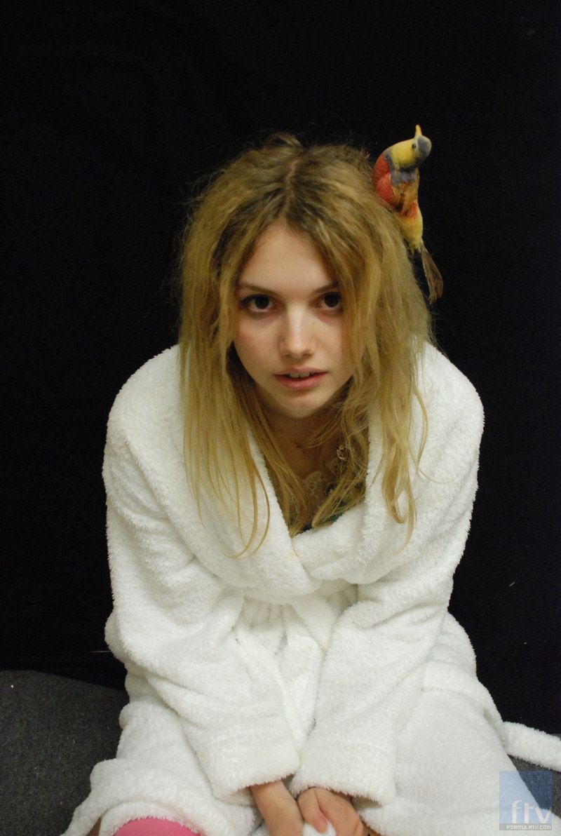 800x1192 Cassie Ainsworth Wallpaper