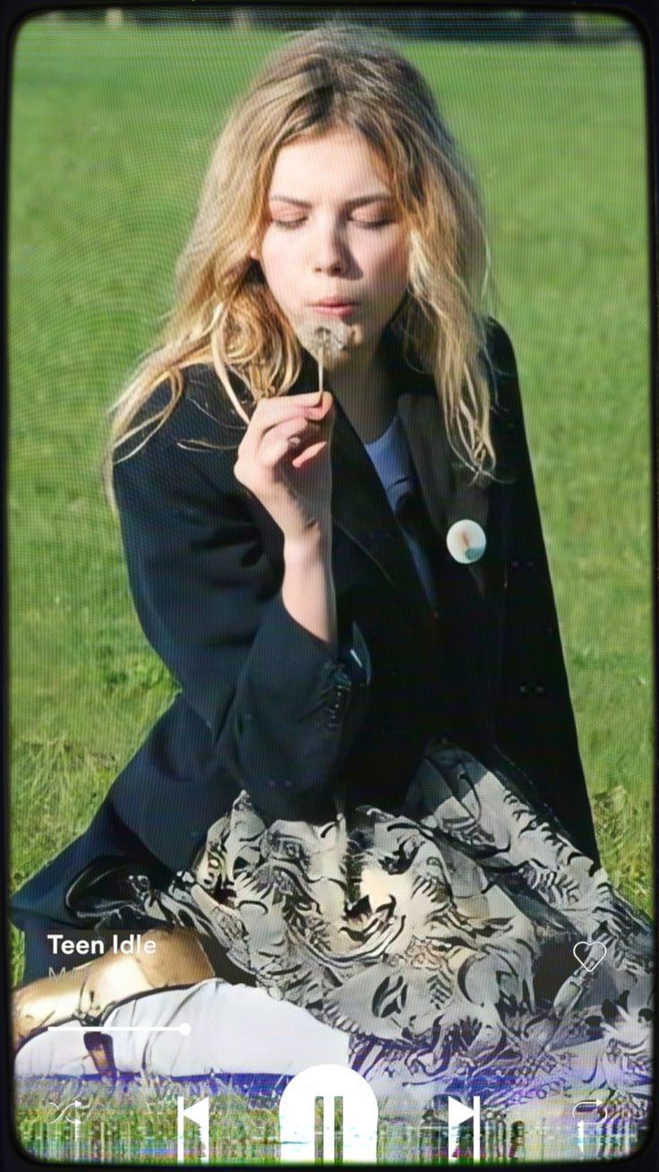 736x1308 Cassie Ainsworth Wallpaper