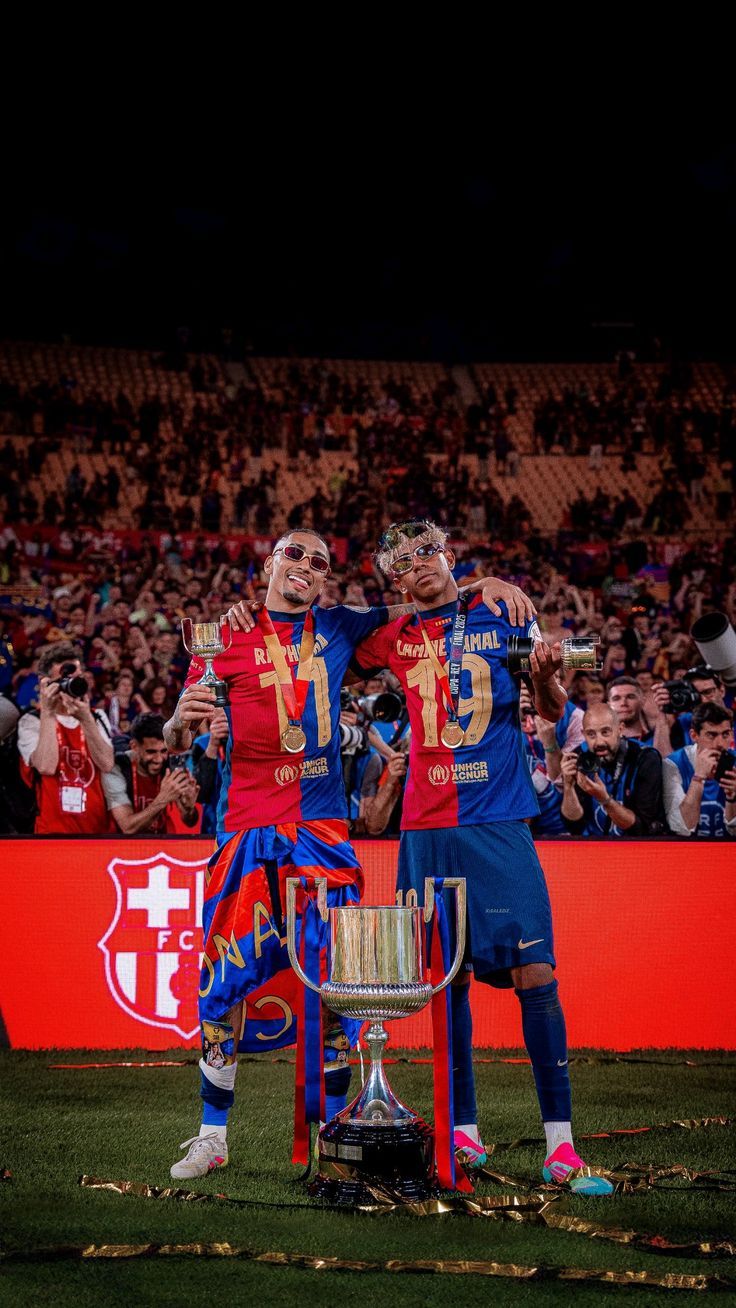 736x1308 Lamine Yamal & Raphinha