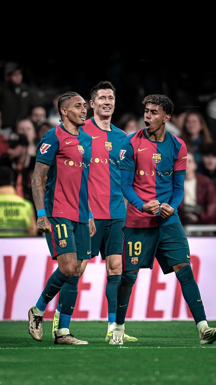 736x1308 Raphinha & Lewandowski & Lamine Yamal