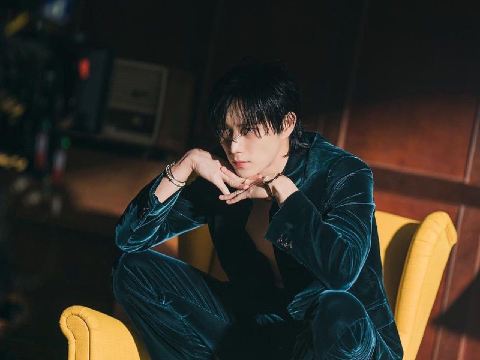 1600x1200 Kim Young Dae Shows Off Natural Allure As Top Actor in New Drama With Lee Sung Kyung