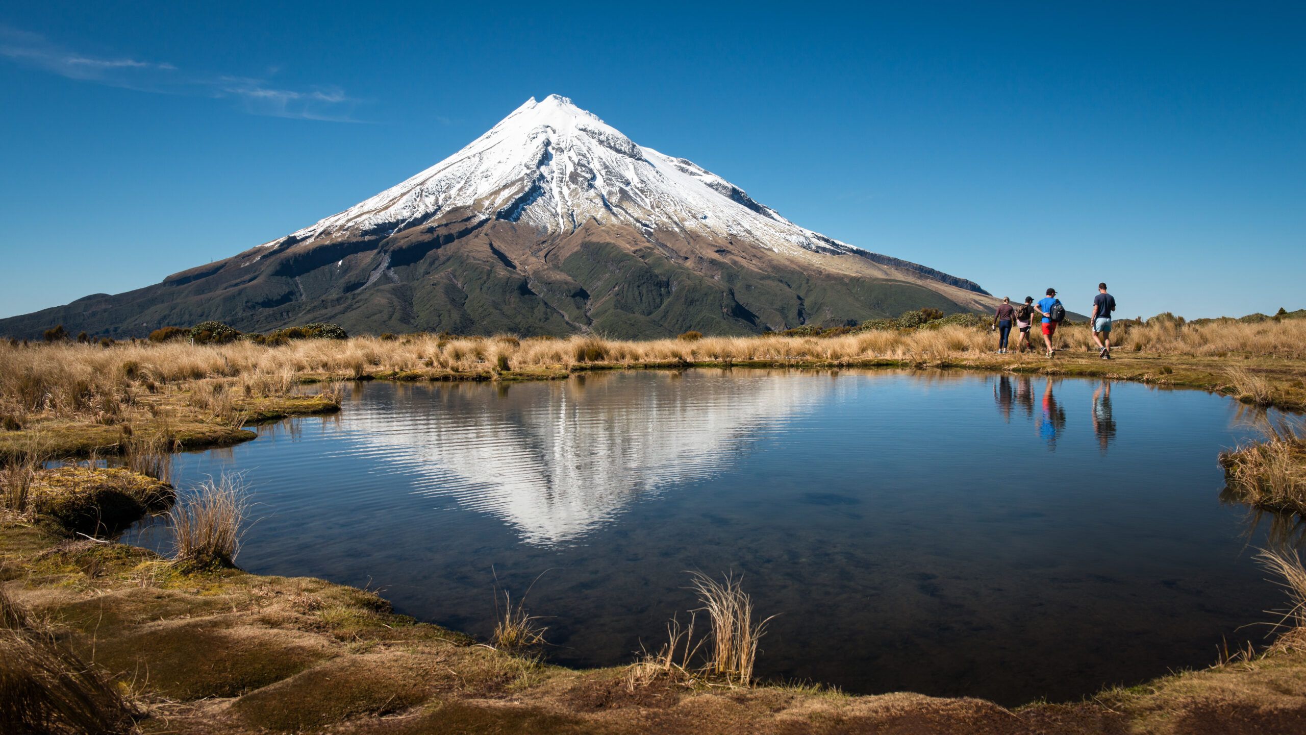 2560x1440 Mount Taranaki Hiking Guide: Summit Climb, Pouākai & Best Routes