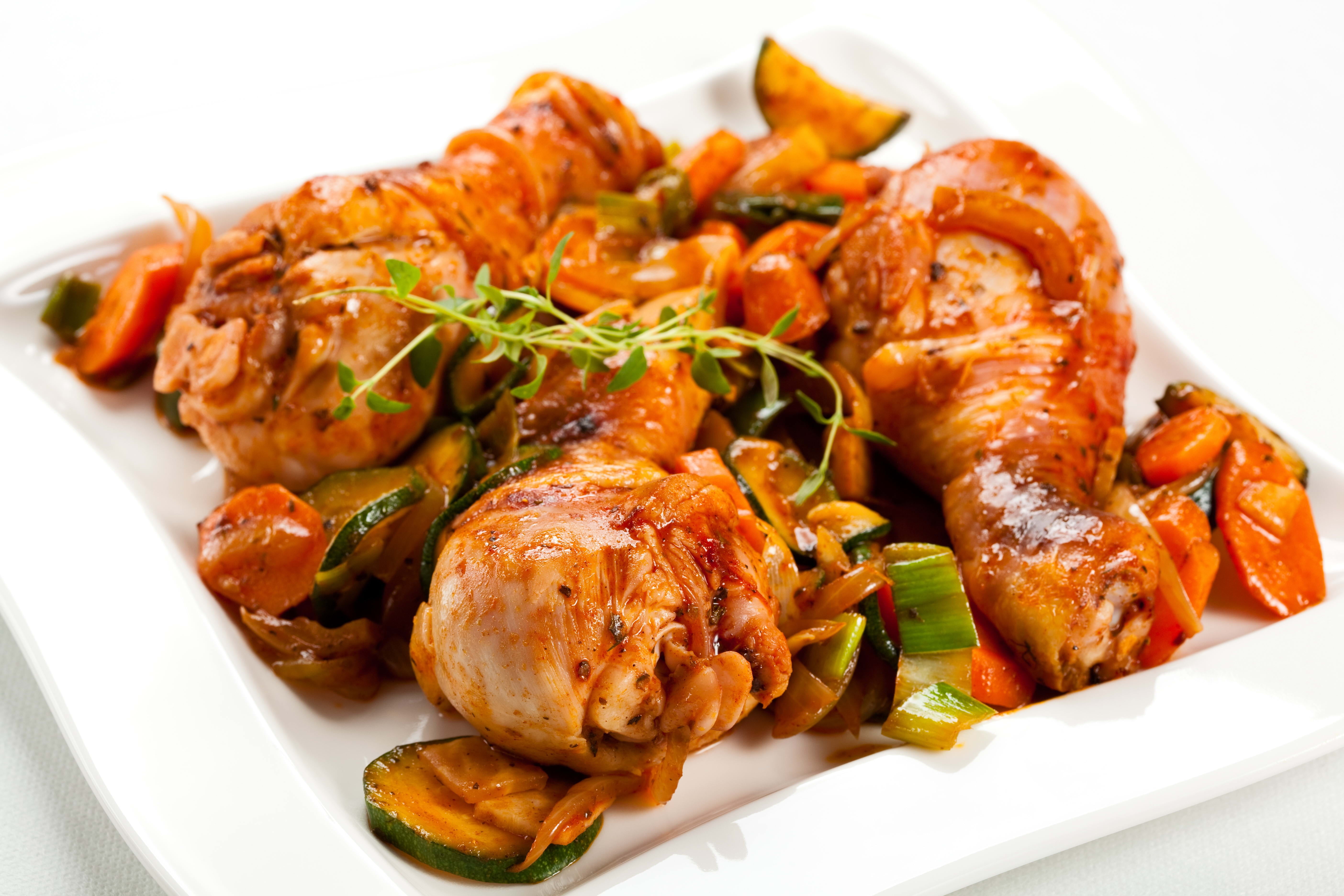 5616x3744 Roasted chicken leg with green vegetable on white ceramic plate HD wallpaper