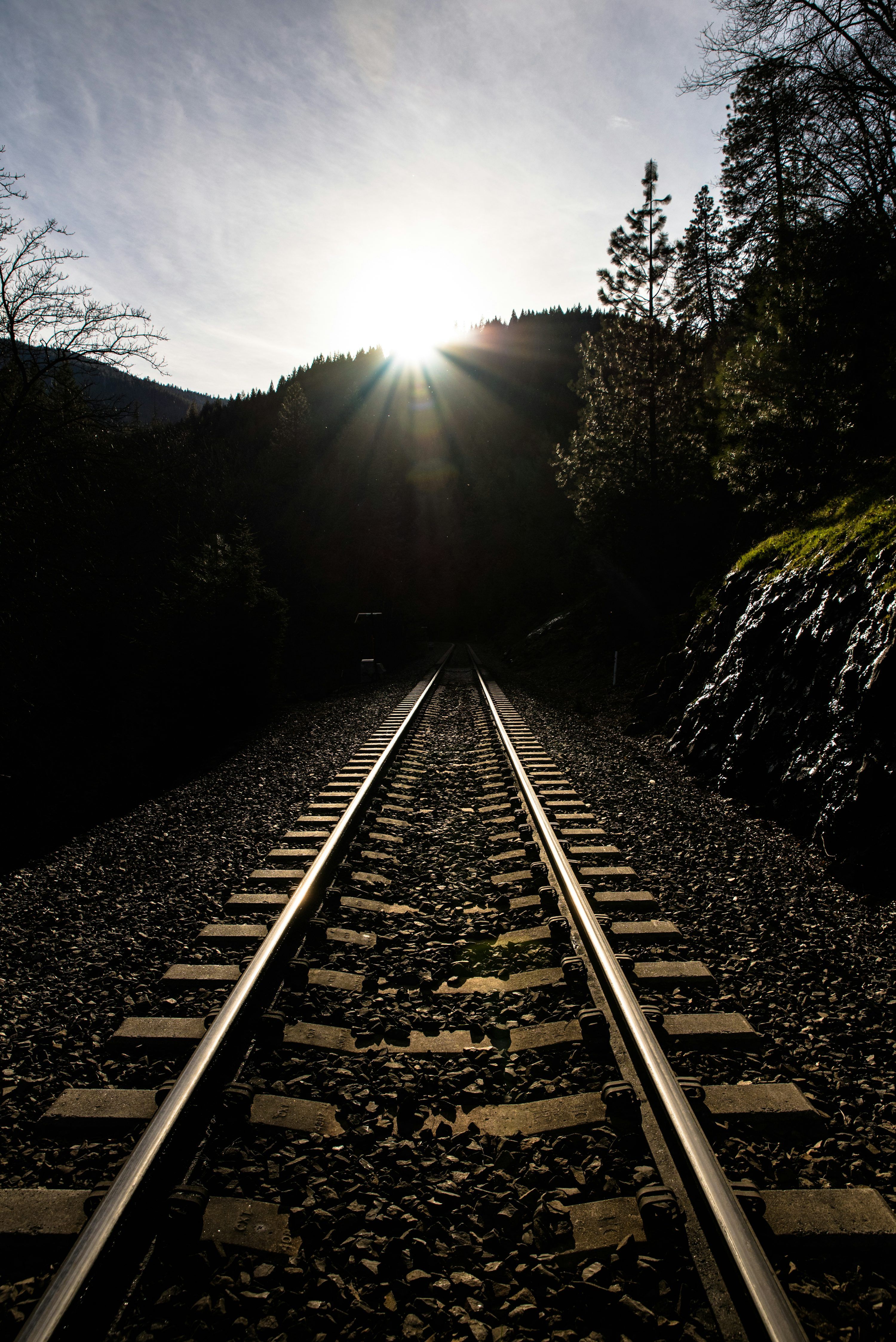 3000x4493 Sonnenstrahlen über den Hügeln und der Eisenbahn Foto auf