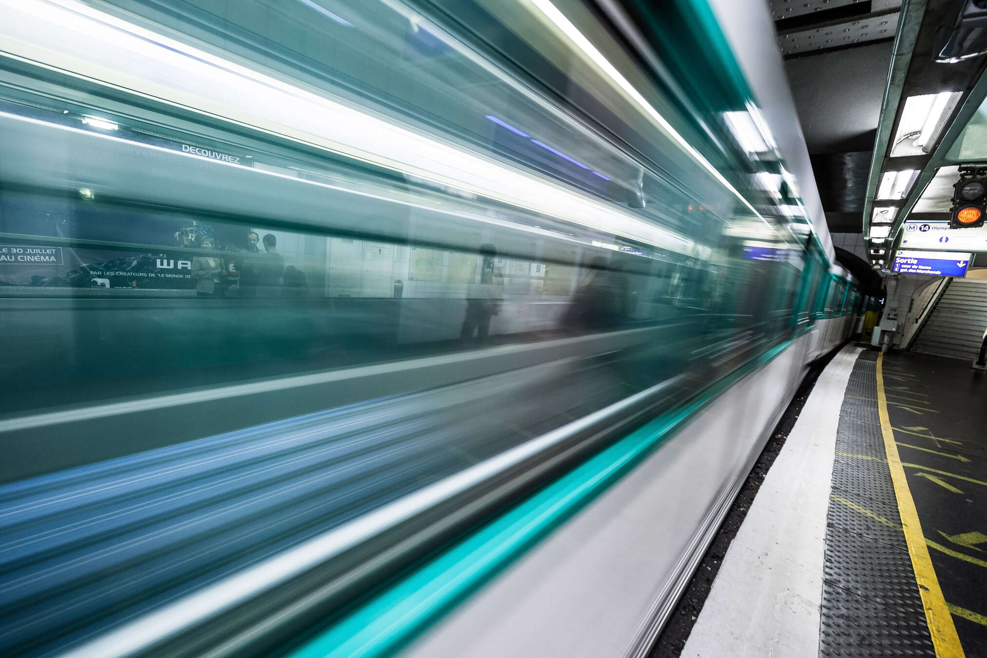 2025x1350 Photo wallpaper Train Arriving in Paris