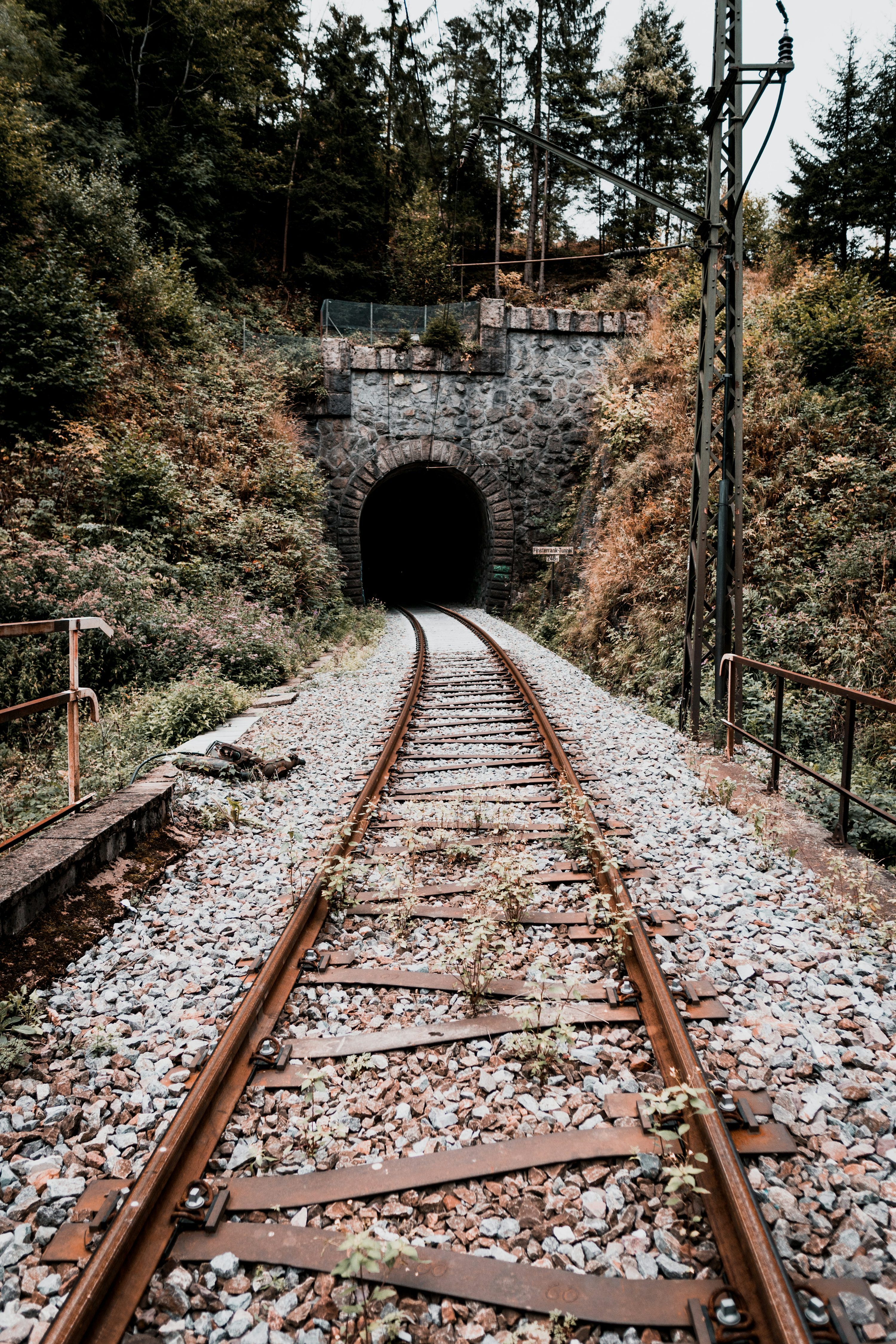 3000x4500 Braune Eisenbahn tagsüber Foto auf