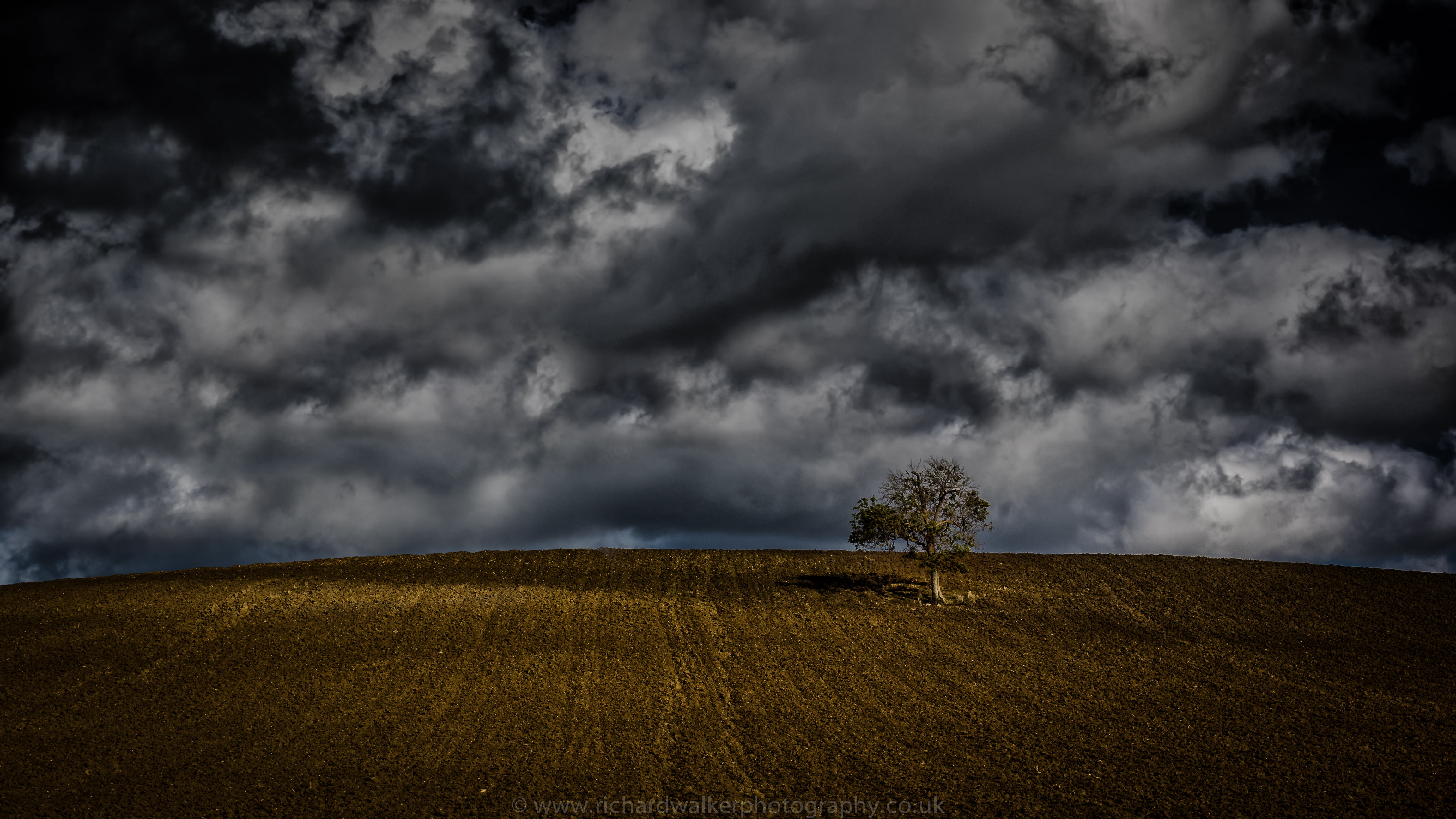 4608x2592 Field with bad weather HD wallpaper