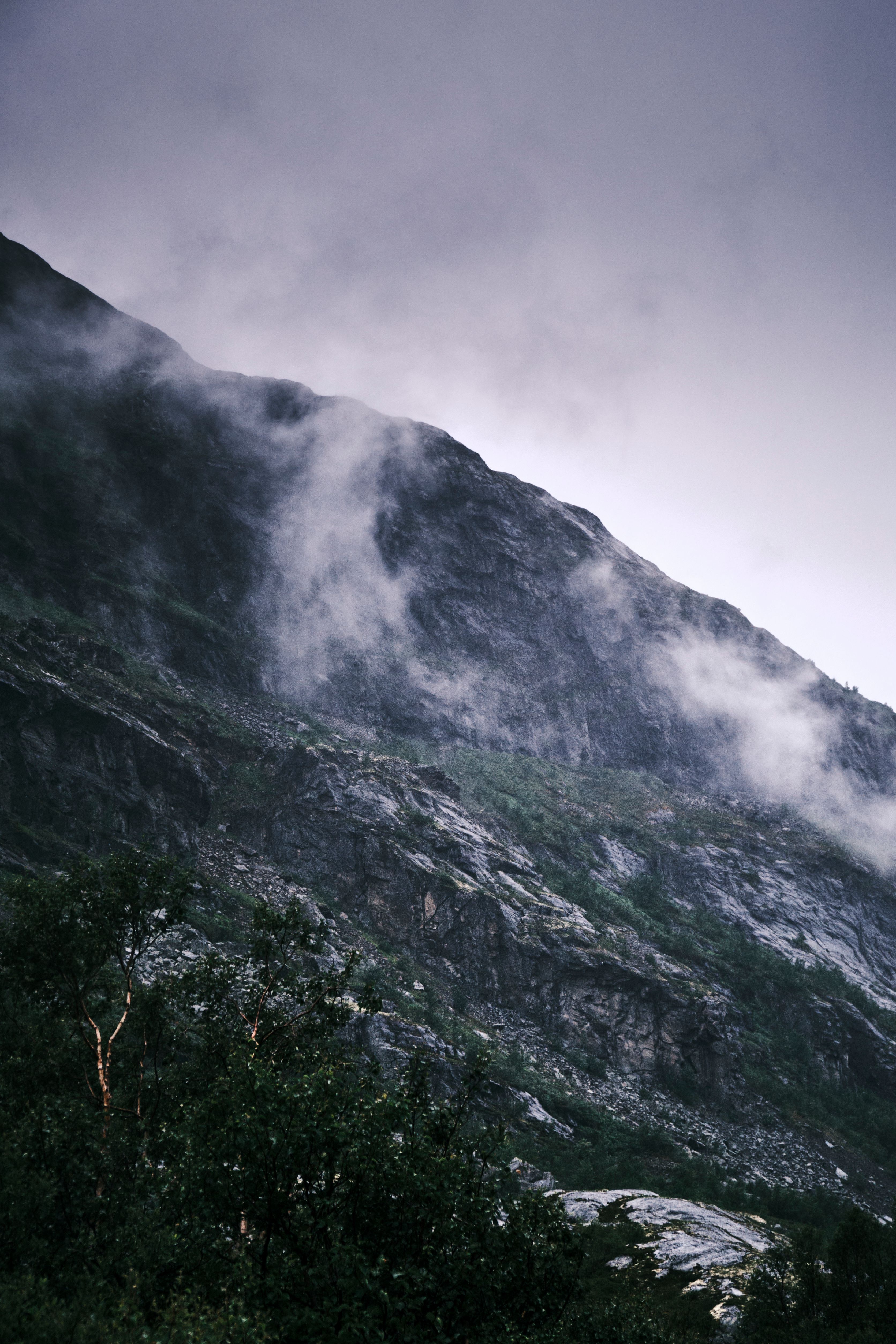 3344x5015 Misty Mountain Landscape in Gloomy Weather · Free
