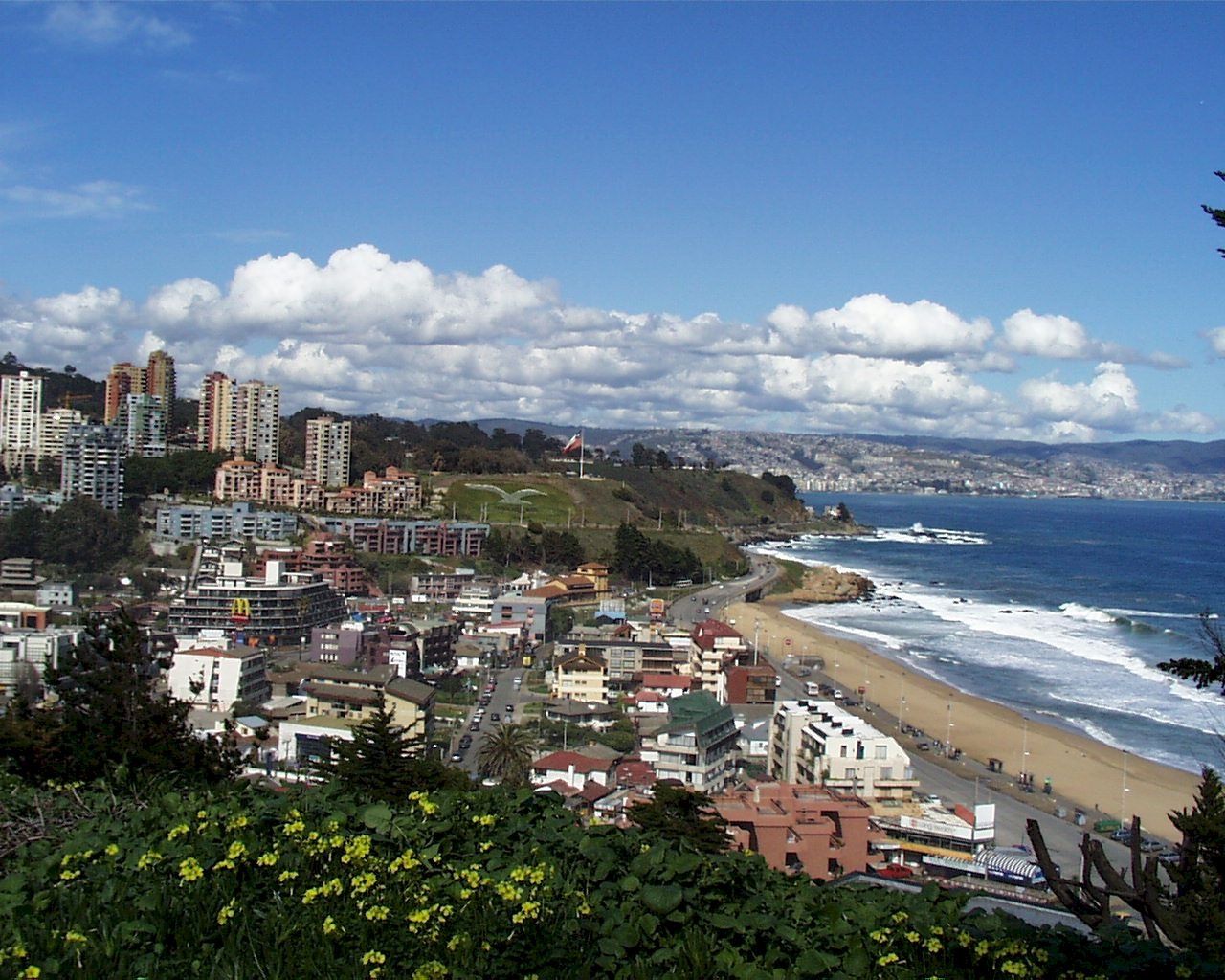 1280x1024 Viña del Mar, sand, and nightlife: Chile's coastal playground