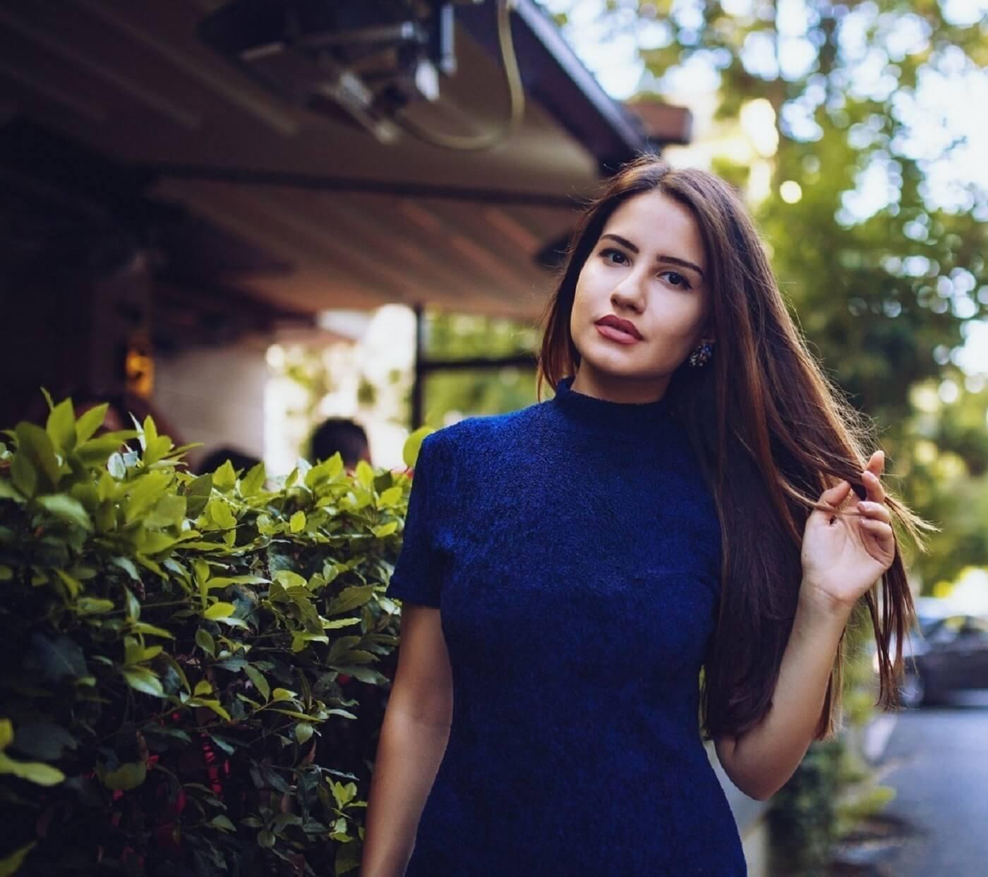 1400x1244 French Girl Wallpaper