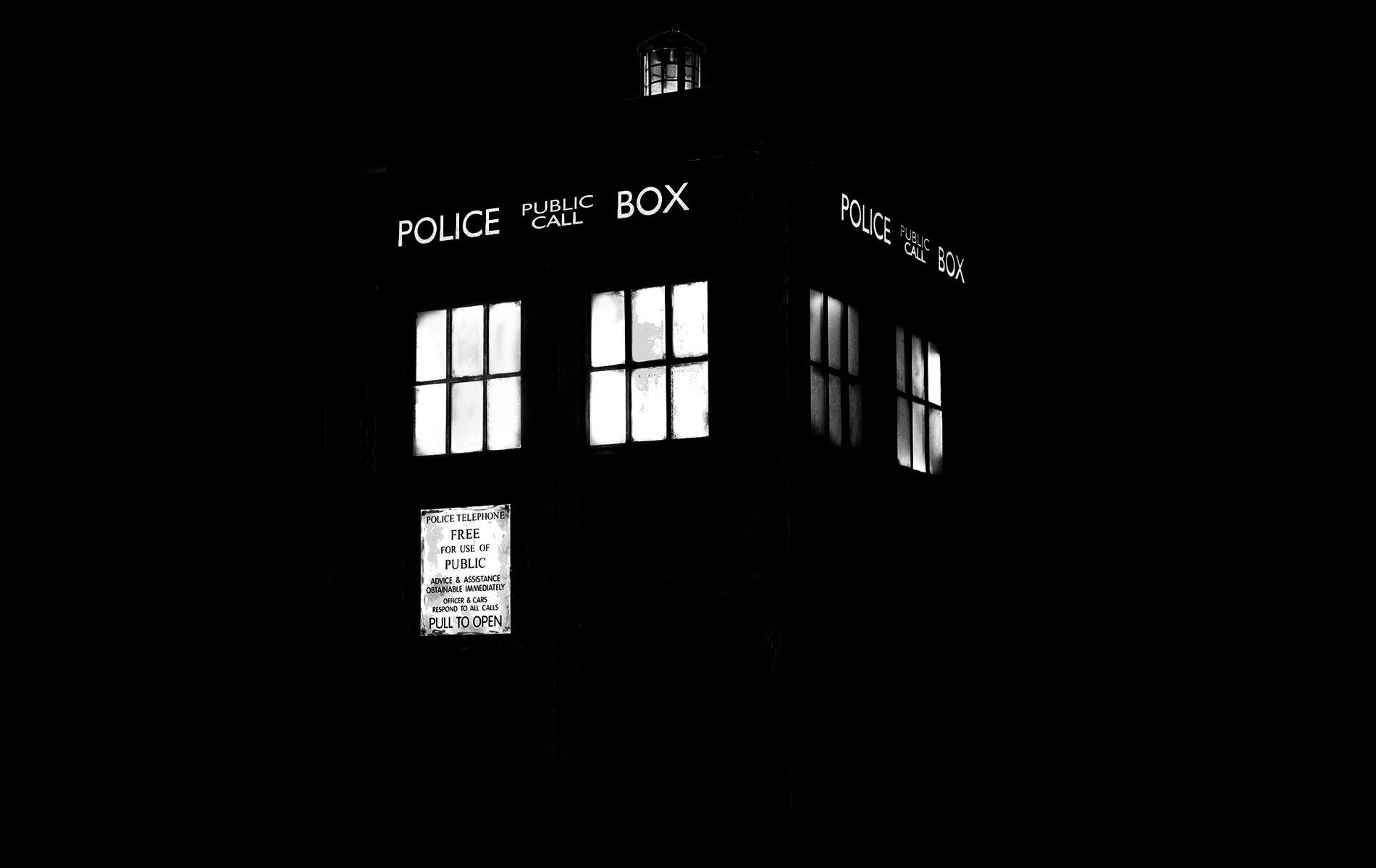 1900x1200 Doctor Who HD Wallpaper: The Iconic TARDIS in Black and Whitex1200