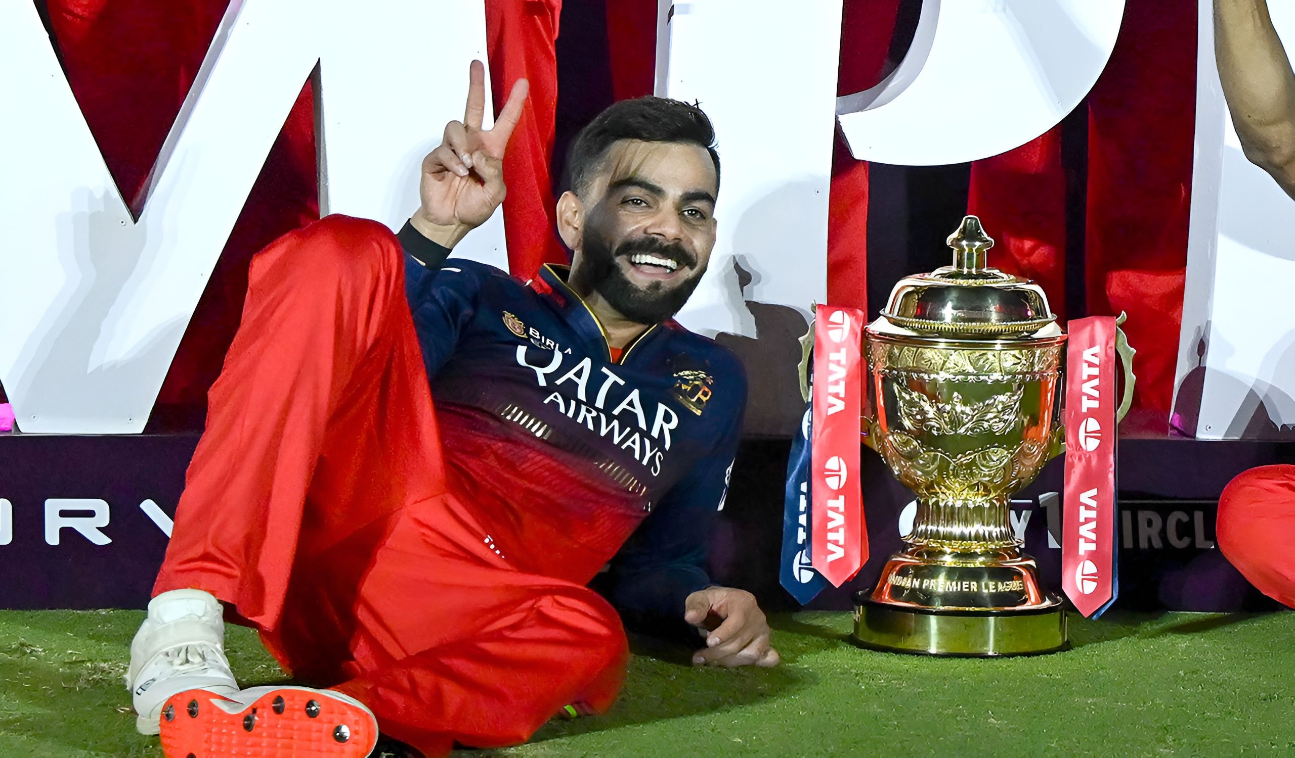 2560x1500 Virat kohli with ipl trophy HD image