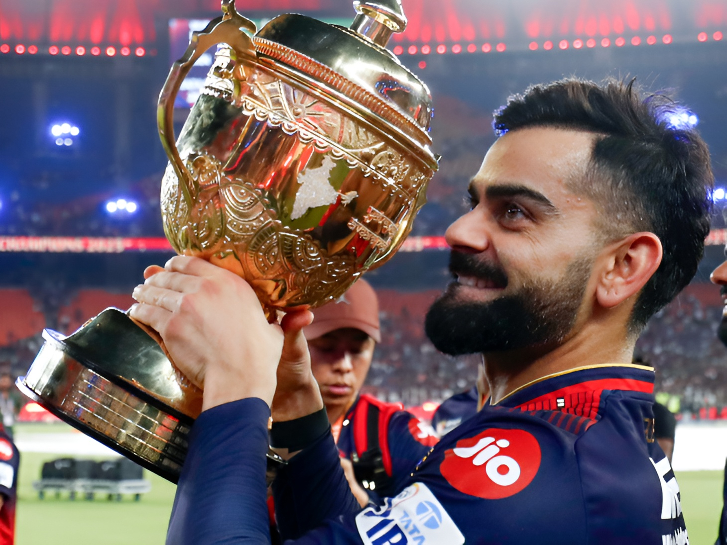 1460x1096 Happy virat kohli with ipl trophy esala cup namde