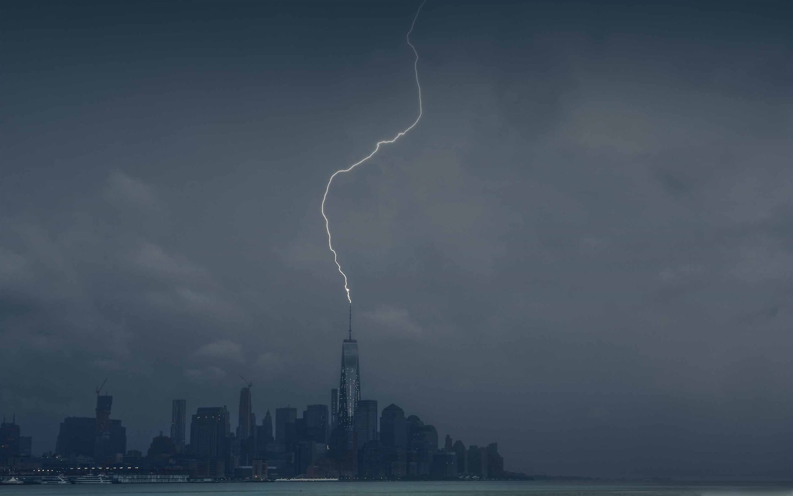 2560x1600 Lightning Strike One World Trade Center MacBook Air Wallpaper Download