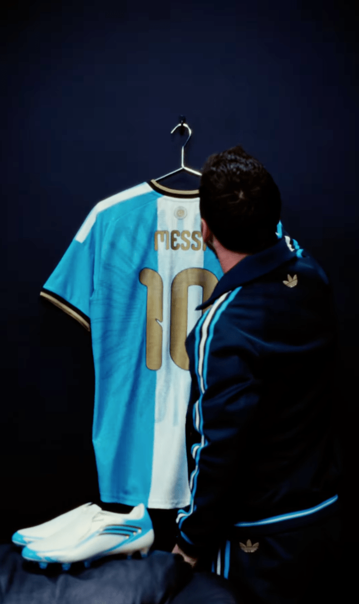 713x1200 Messi shows special jersey for his Argentina farewell game