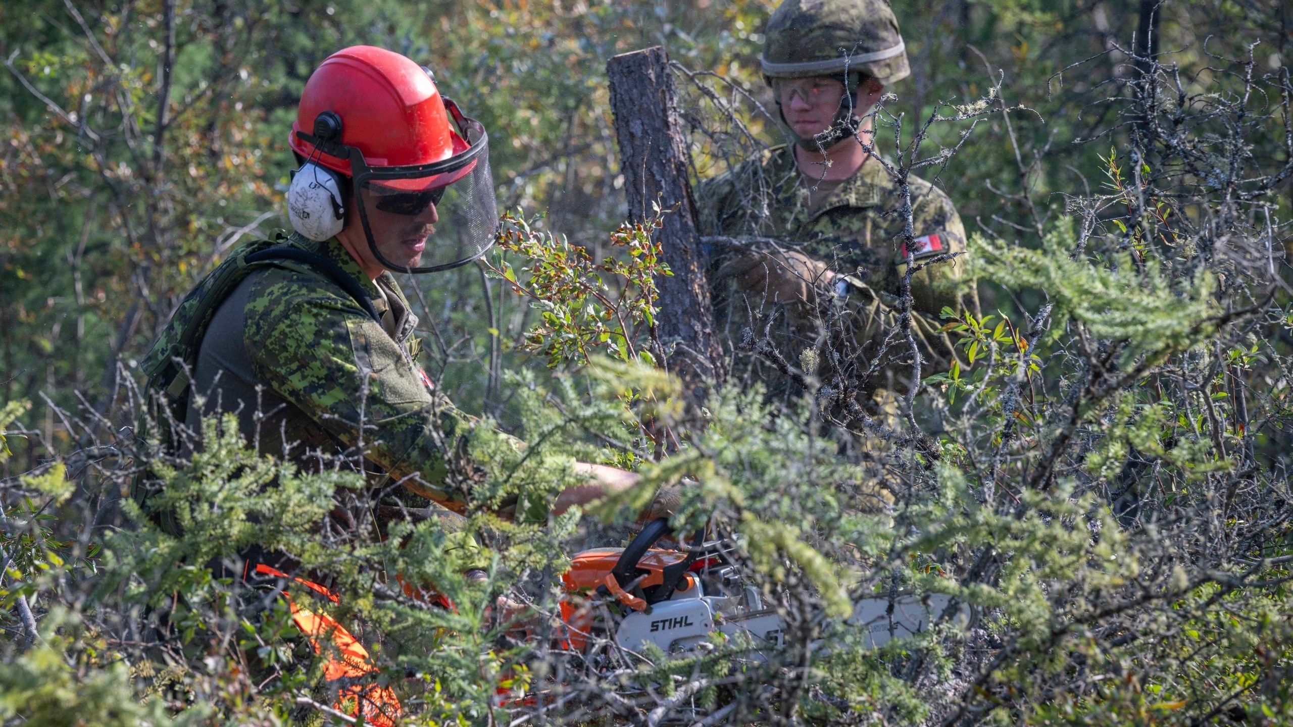 2560x1440 Residents flee, airlifts begin as wildfire approaches capital of Canada's Northwest Territories