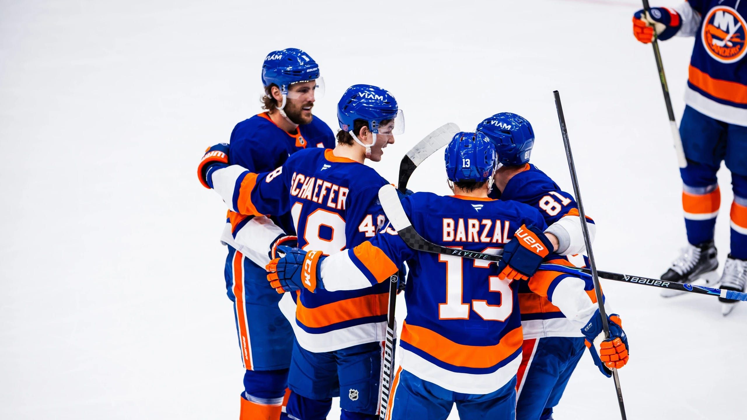 2560x1440 EXCLUSIVE: Islanders Barzal Loving Vibes & The Schaefer 'Dance'