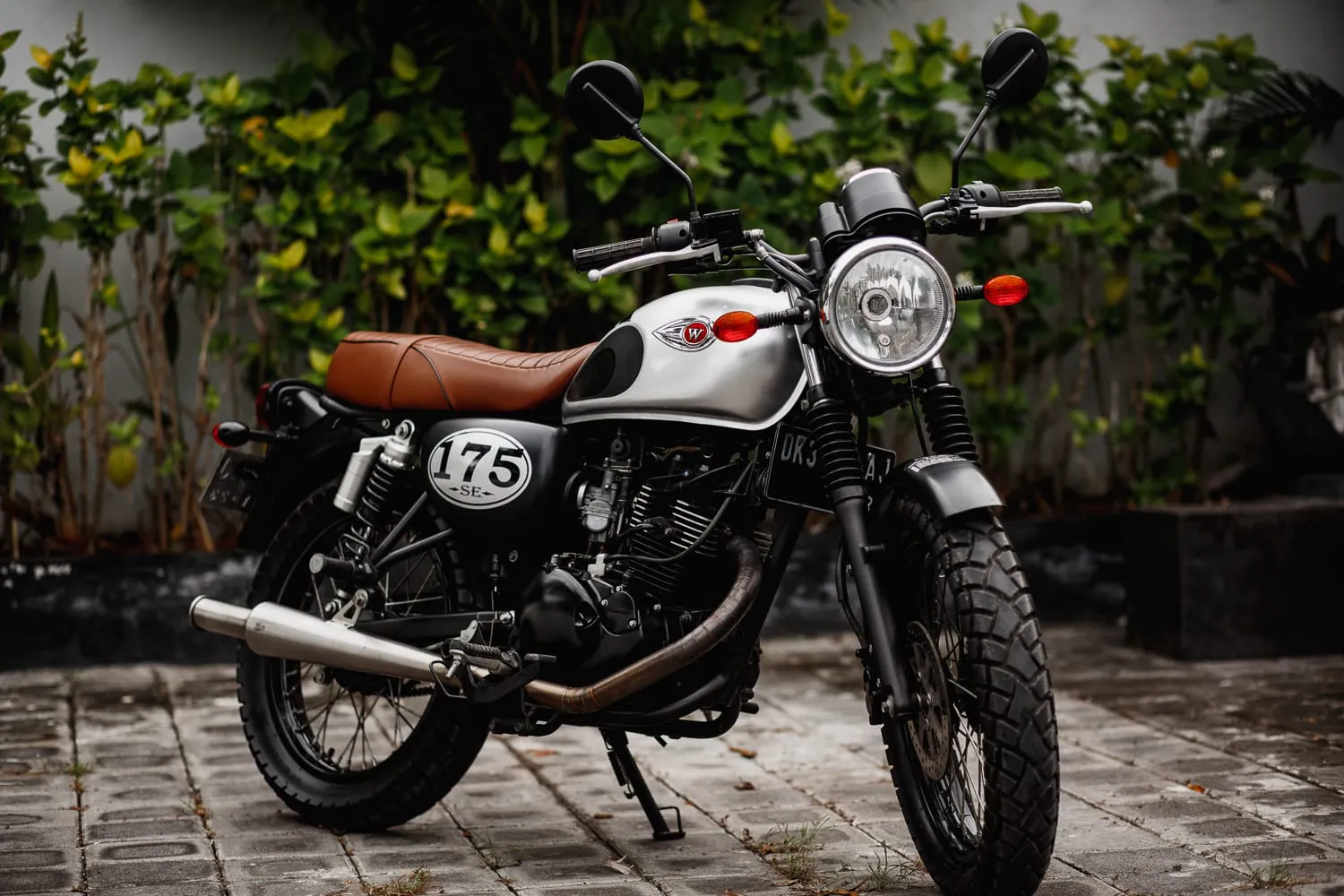 1500x1000 Rent a Bike Kawasaki W175 SE Silver in Bali