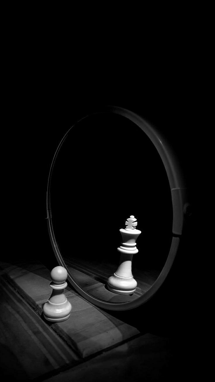 736x1308 Dark Black Wallpaper With Chess Pieces. Einzigartige Schach Deko Inspiration, Kreative Schachbrett Ideen, Schachfiguren Vor Einem Spiegel