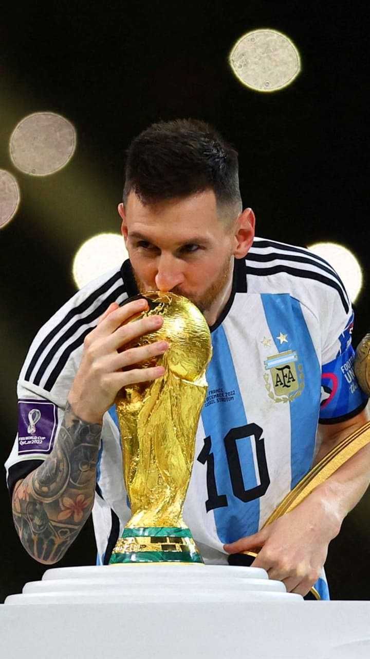 720x1280 Messi World Cup Trophy Wallpaper