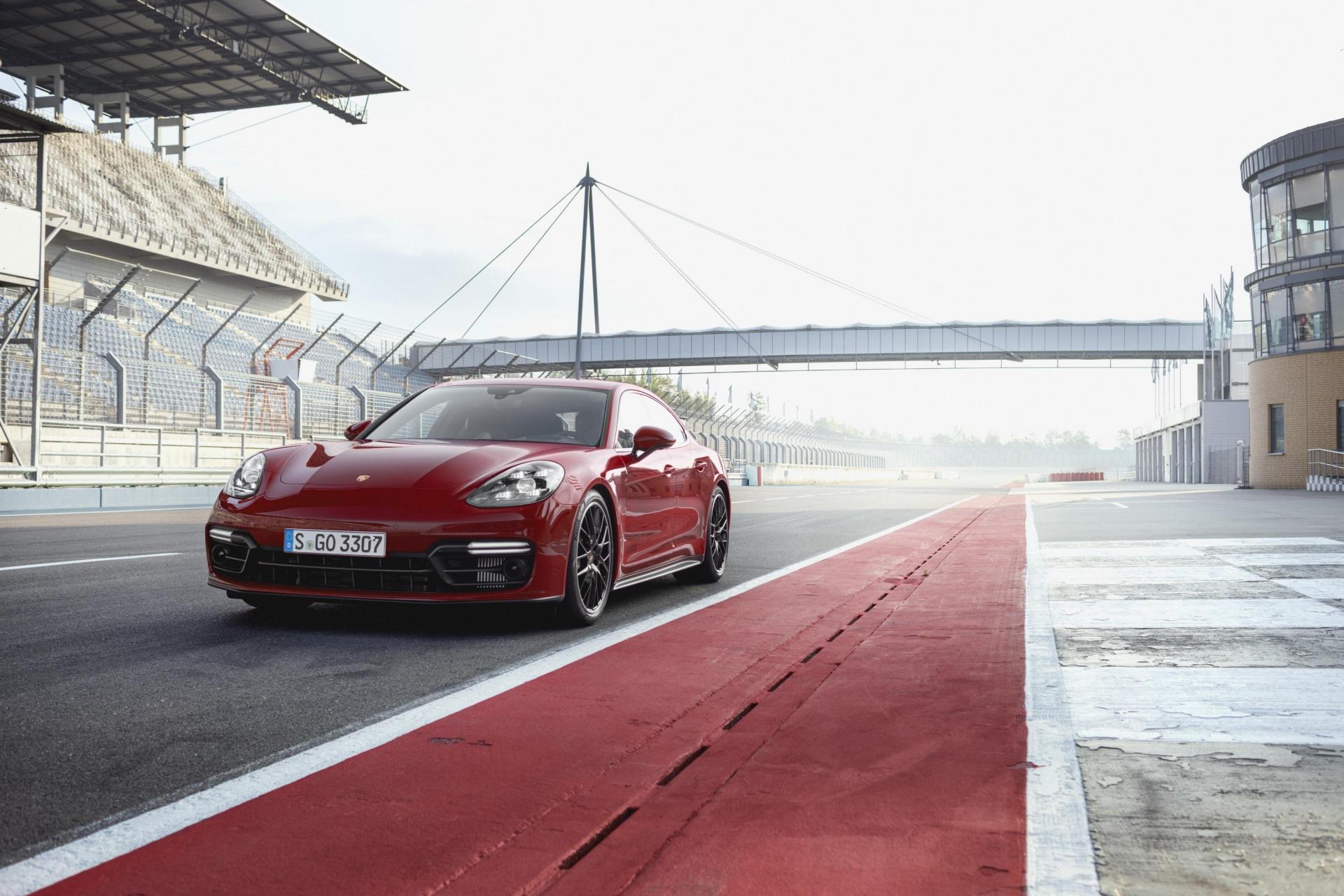 1920x1280 The Porsche Panamera GTS becomes the model's new sweet spot