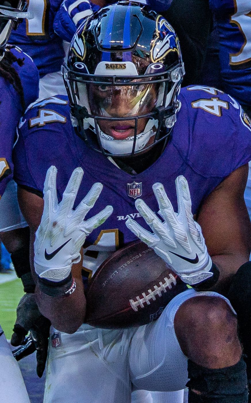 873x1403 Marlon Humphrey Baltimore Ravens 2021 (cropped)