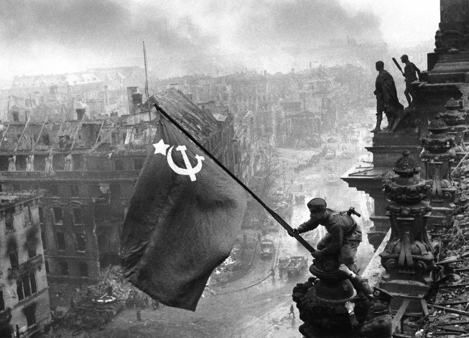 1600x1154 The Soviet Flag Over the Reichstag in 1945: Backstory and Photo Historical Photo