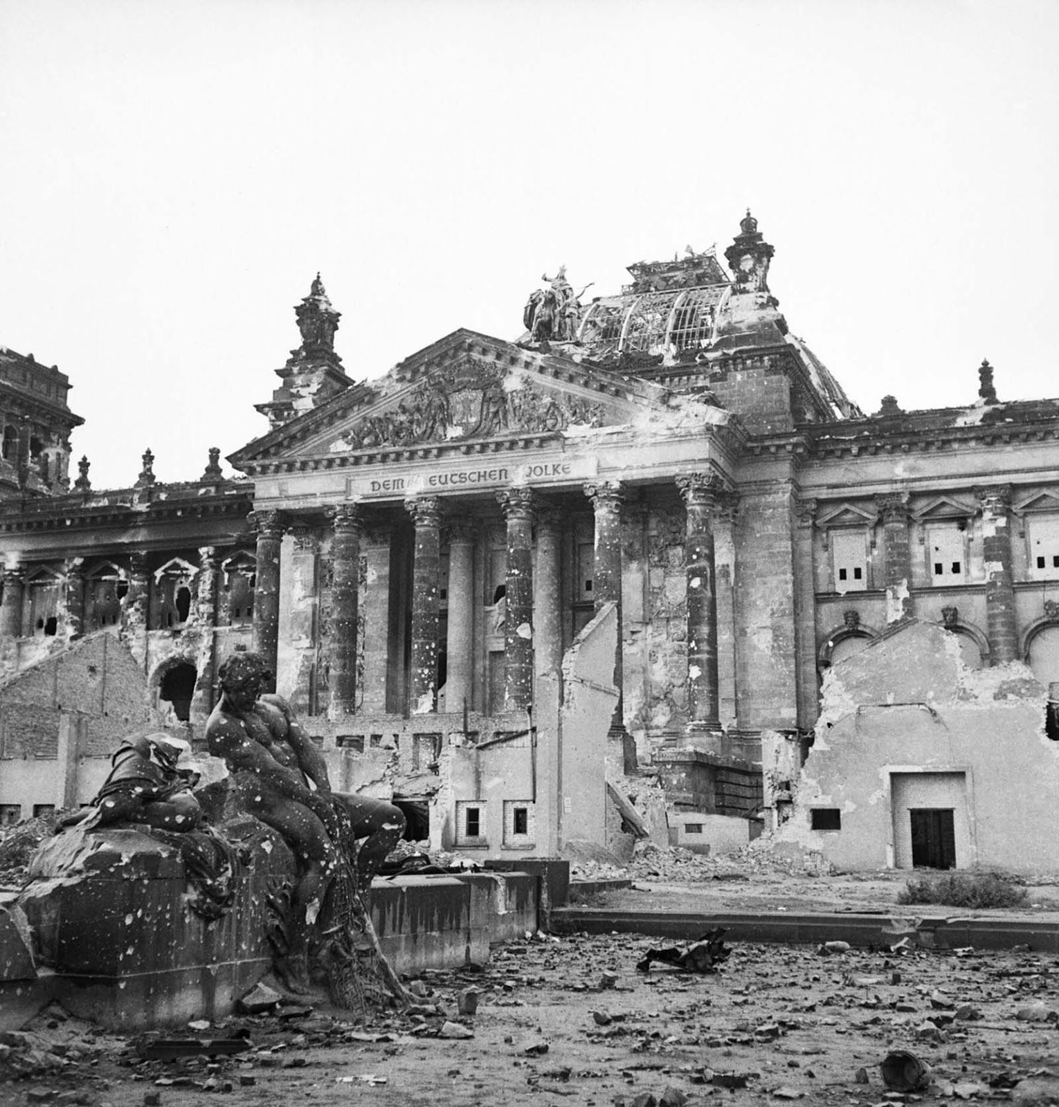 1530x1600 Haunting Photographs of Berlin at the End of the World War II Historical Photo