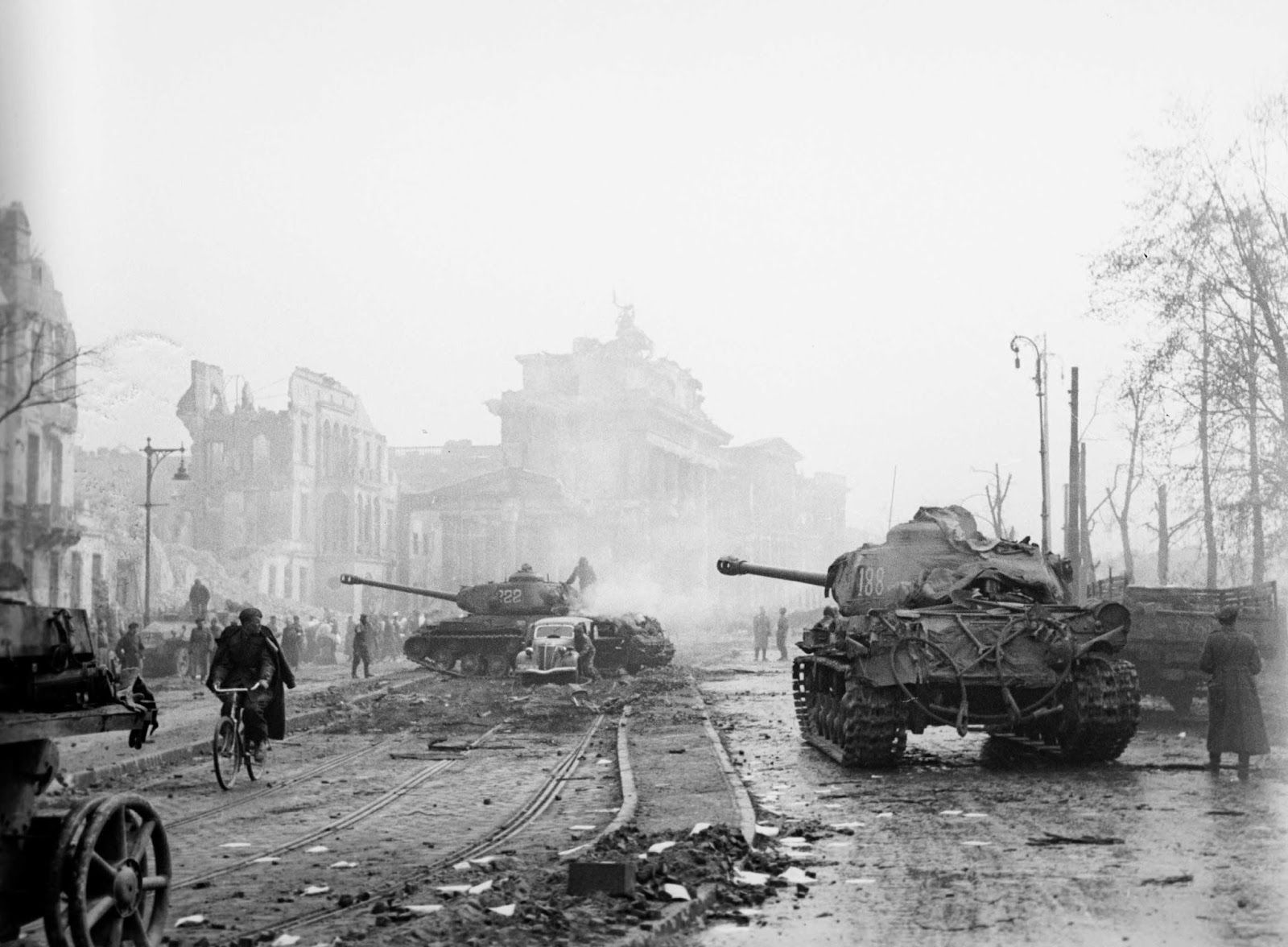 1600x1176 Haunting Photographs of Berlin at the End of the World War II Historical Photo