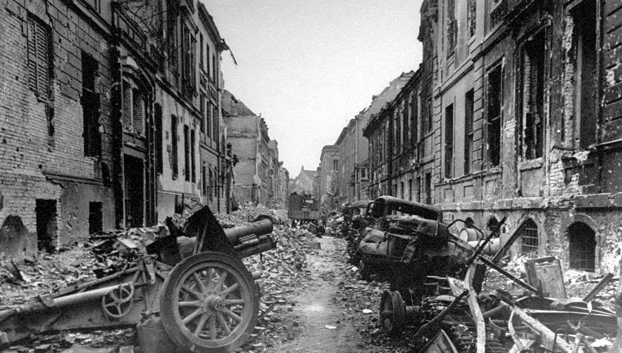 1279x726 Haunting Photographs of Berlin at the End of the World War II Historical Photo