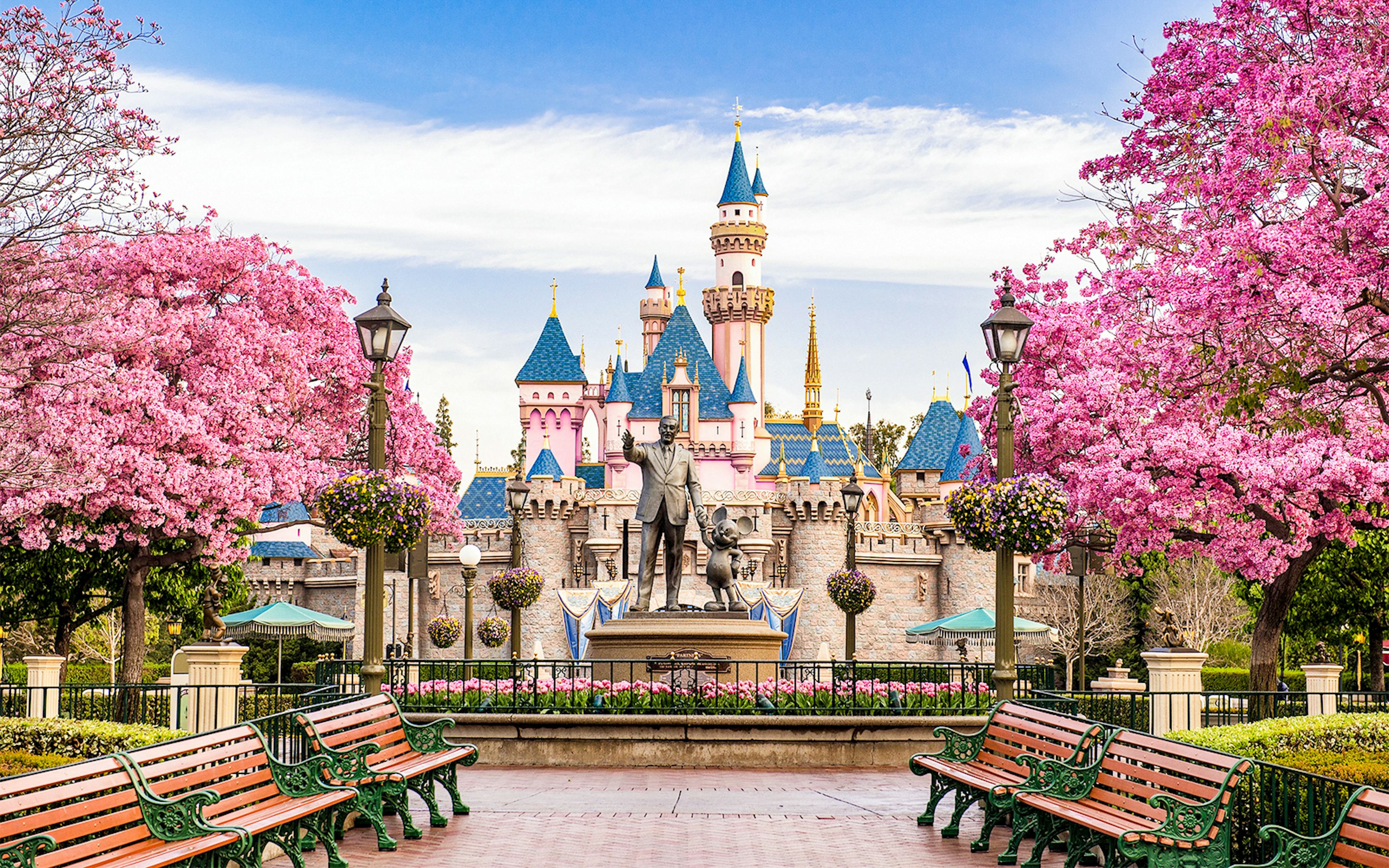 3840x2400 Explore Disneyland California: Parks, Rides & Attractions