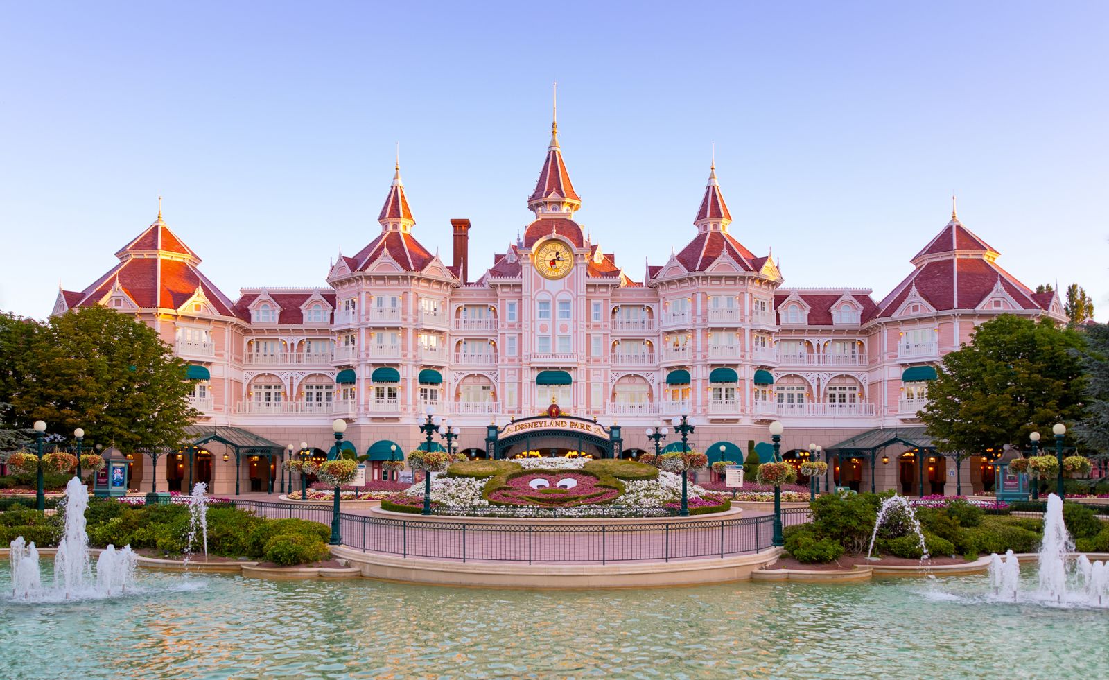 1600x981 Disneyland Paris Hotel reopens