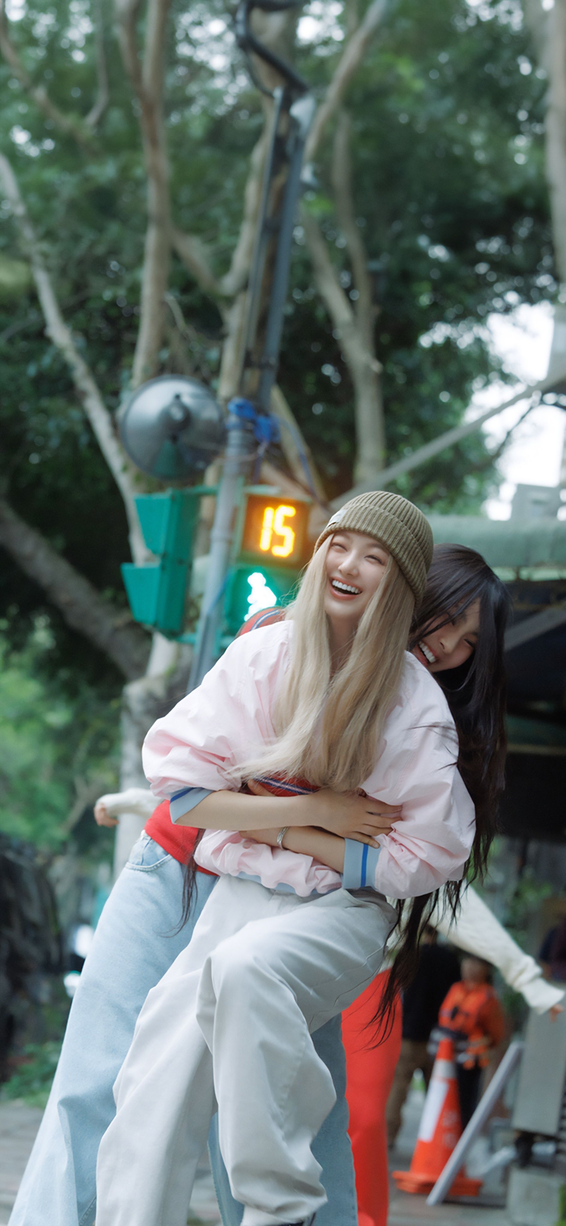 1893x4096 NewJeans How Sweet Wallpaper