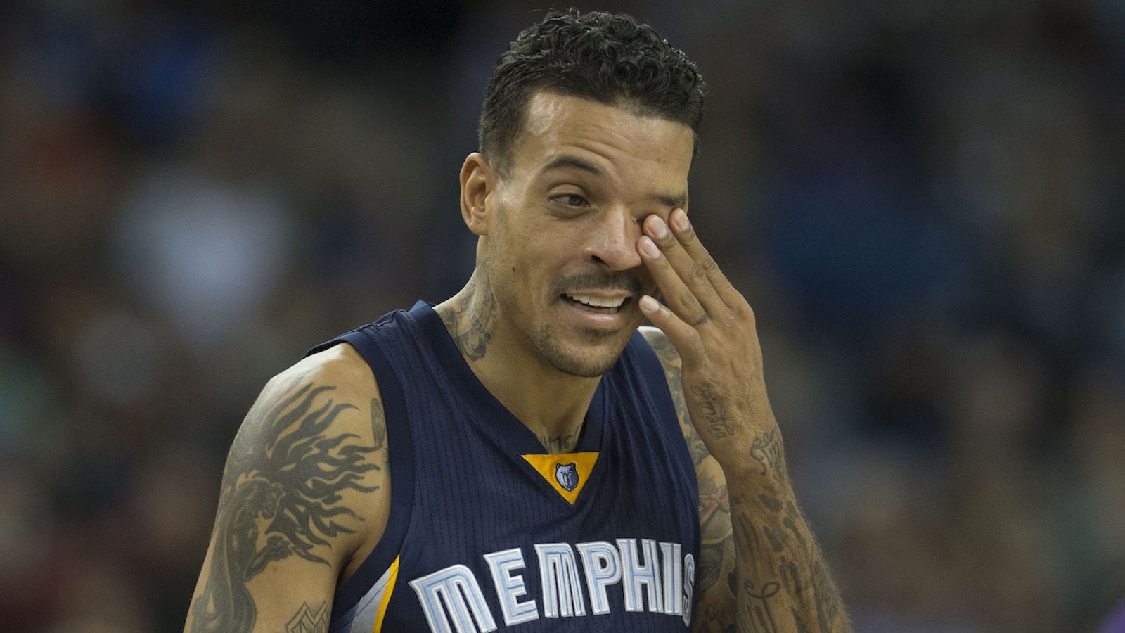 1600x900 Matt Barnes Cracked Up While Trying To Inbound Against 7 Foot 3 Center