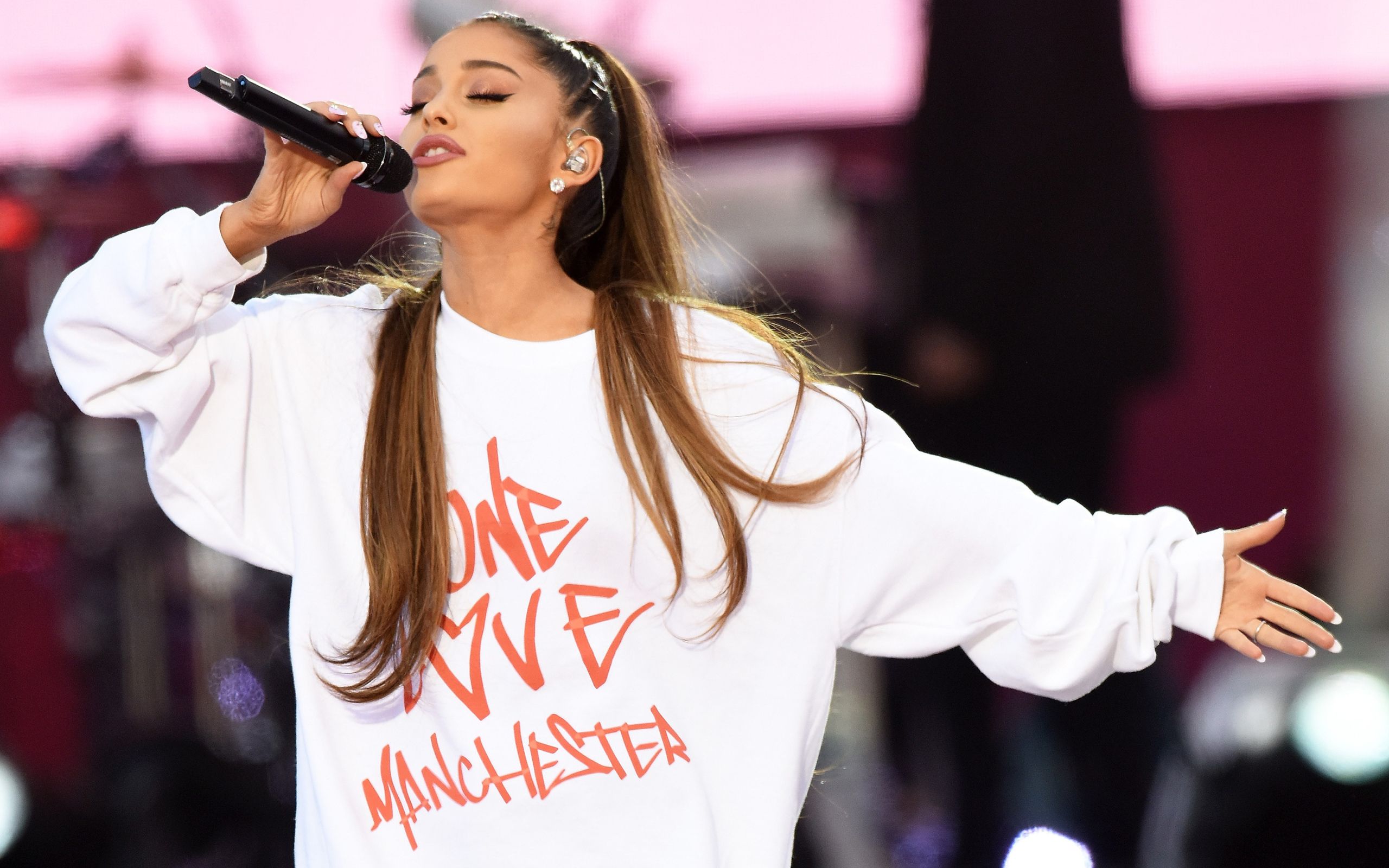 2560x1600 Young girl singer Ariana Grande sings on stage Desktop wallpaper 2560x1600