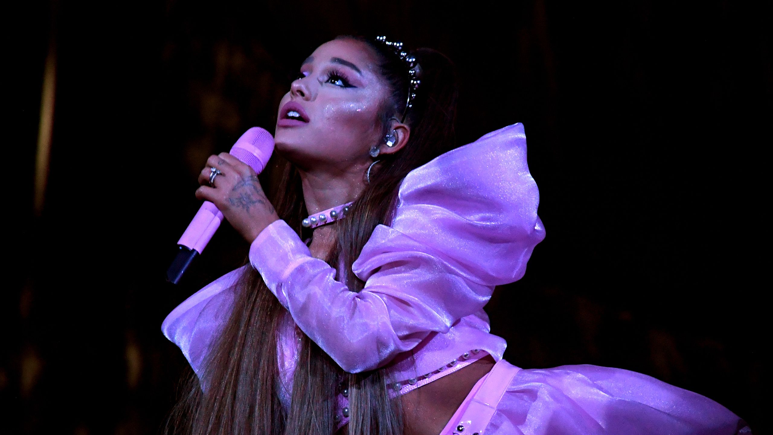 2560x1440 Ariana Grande Covers Up Hand Tattoo Some Think Was Inspired
