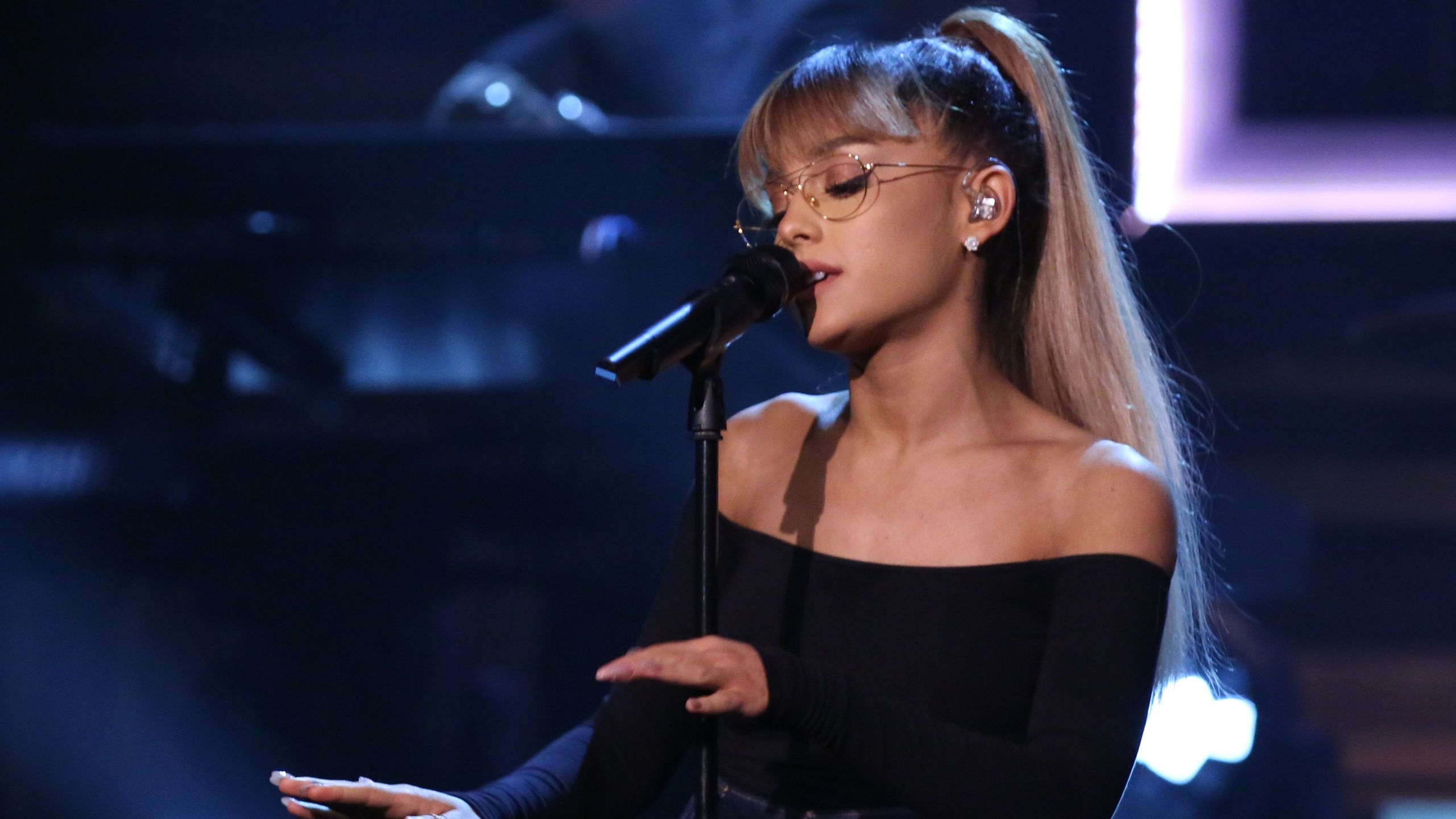 2560x1440 Ariana Grande Performs “Jason's Song (Gave It Away)” on Jimmy Fallon's 'The Tonight Show'