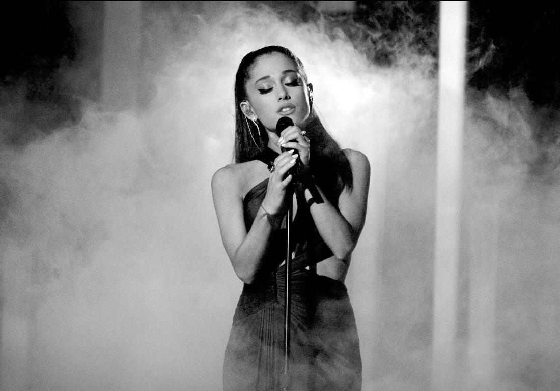 1100x769 Ariana Grande Singing Wallpaper